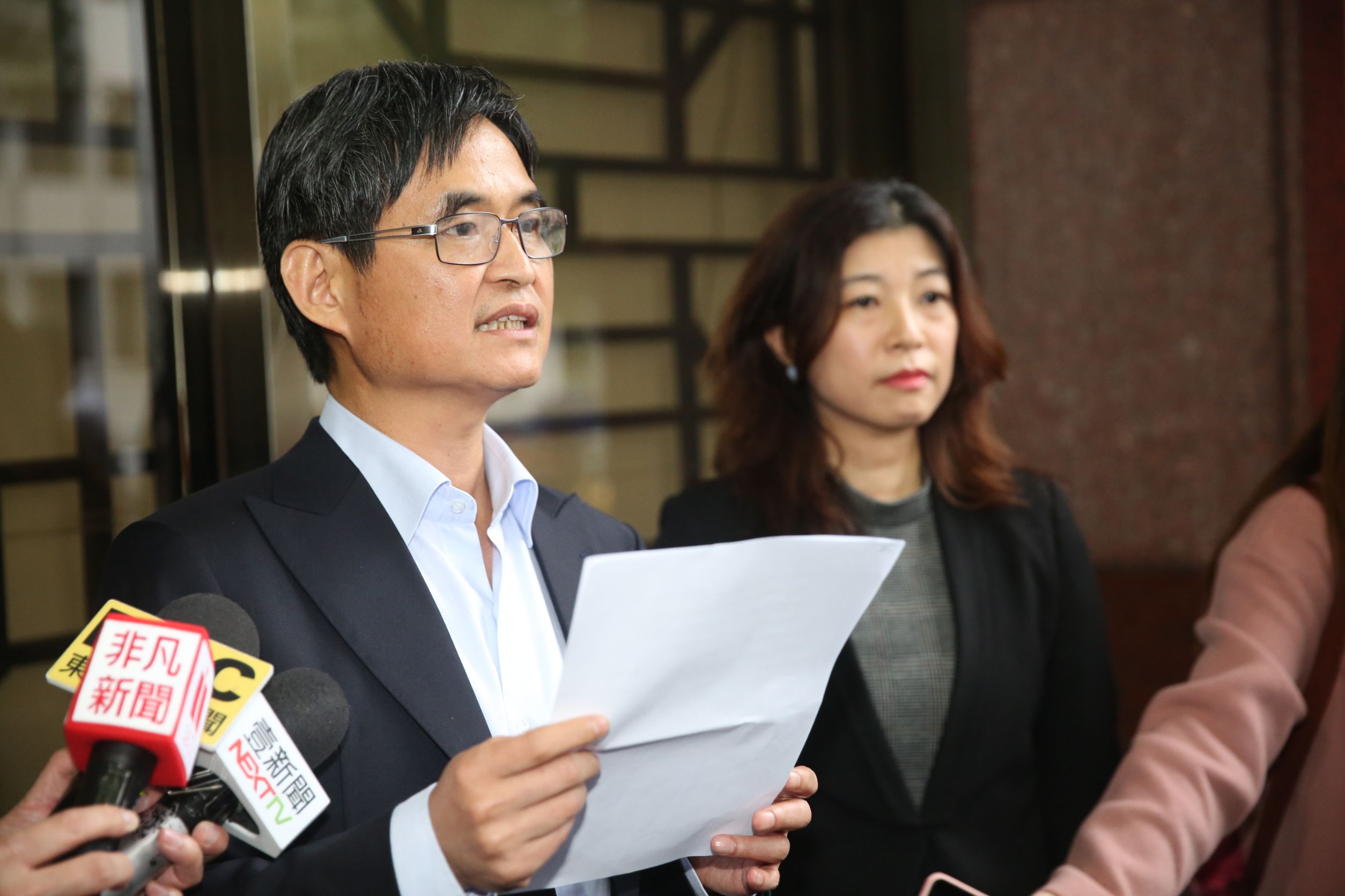 文曄董事長鄭文宗（左）今天下午在前特偵組檢察官、律師盧筱筠（左）陪同下，赴台北地檢署提告。