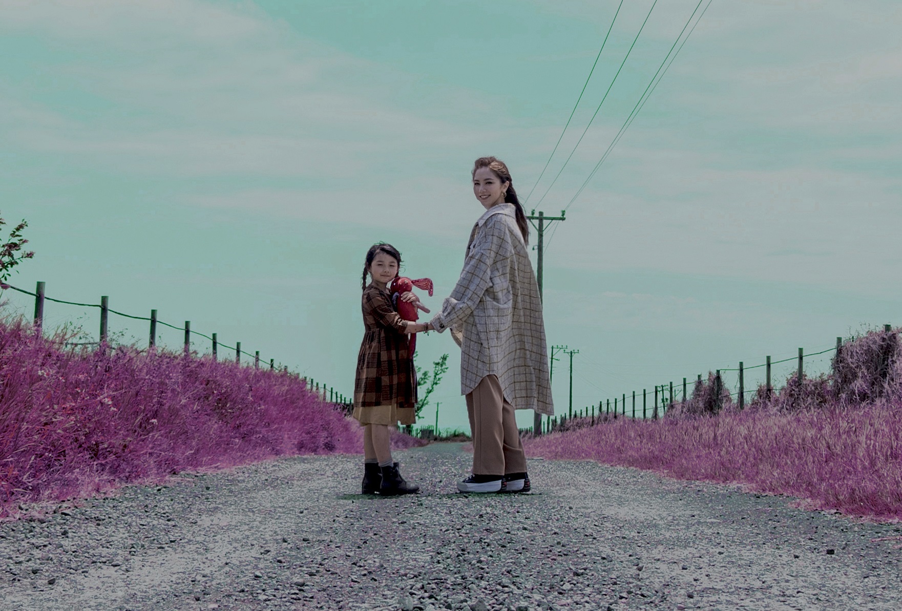 鄧紫棋在〈句號〉MV中，手牽一位小女孩，引起許多人注目。(G Nation Limited提供)