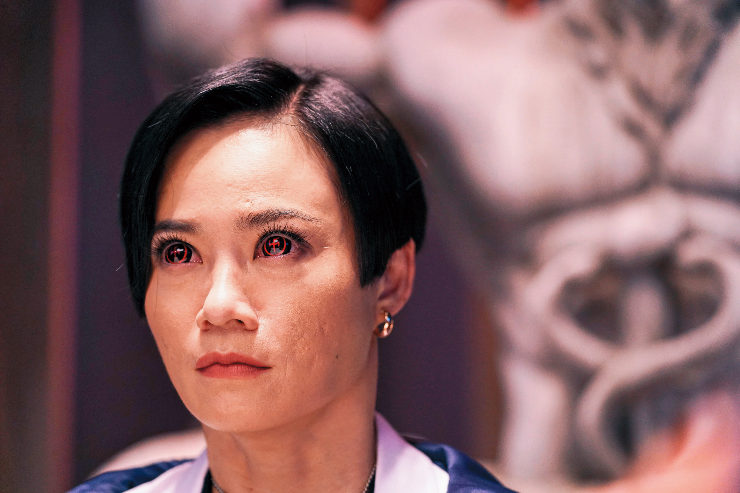 電影《第九分局》片中，楊雁雁戴上特製的隱形眼鏡，演個大魔王，狂妄又囂張。（甲上娛樂提供）