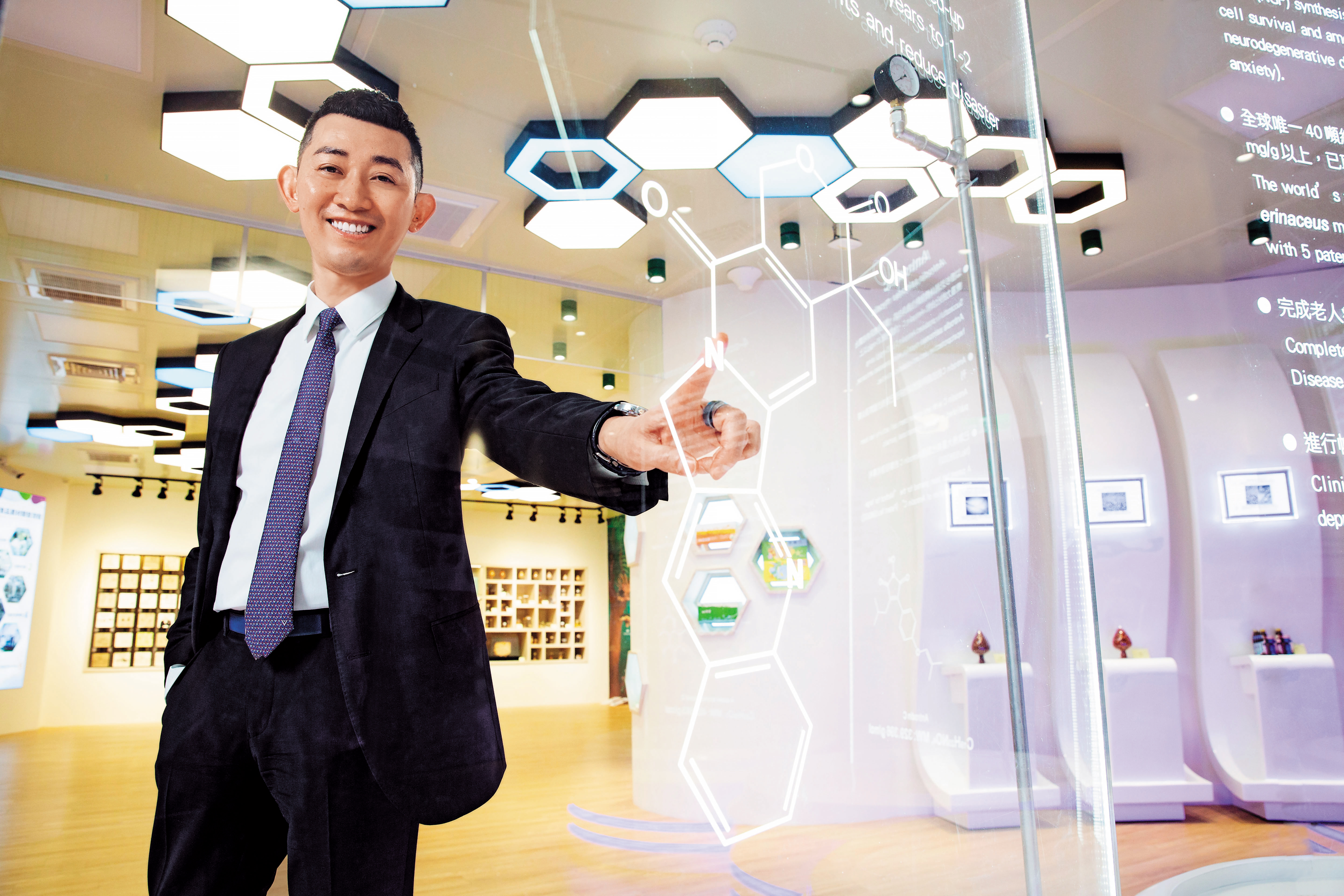 葡萄王一路從藥廠、食品廠轉型為生技公司，在第二代曾盛麟的改革下，營收也節節攀升，成長至百億。