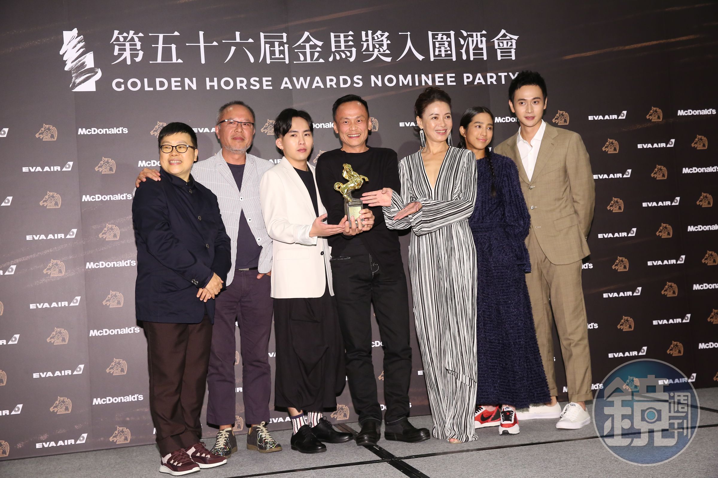 鍾孟宏帶著入圍的演員一起上台領觀眾票選最佳影片獎。
