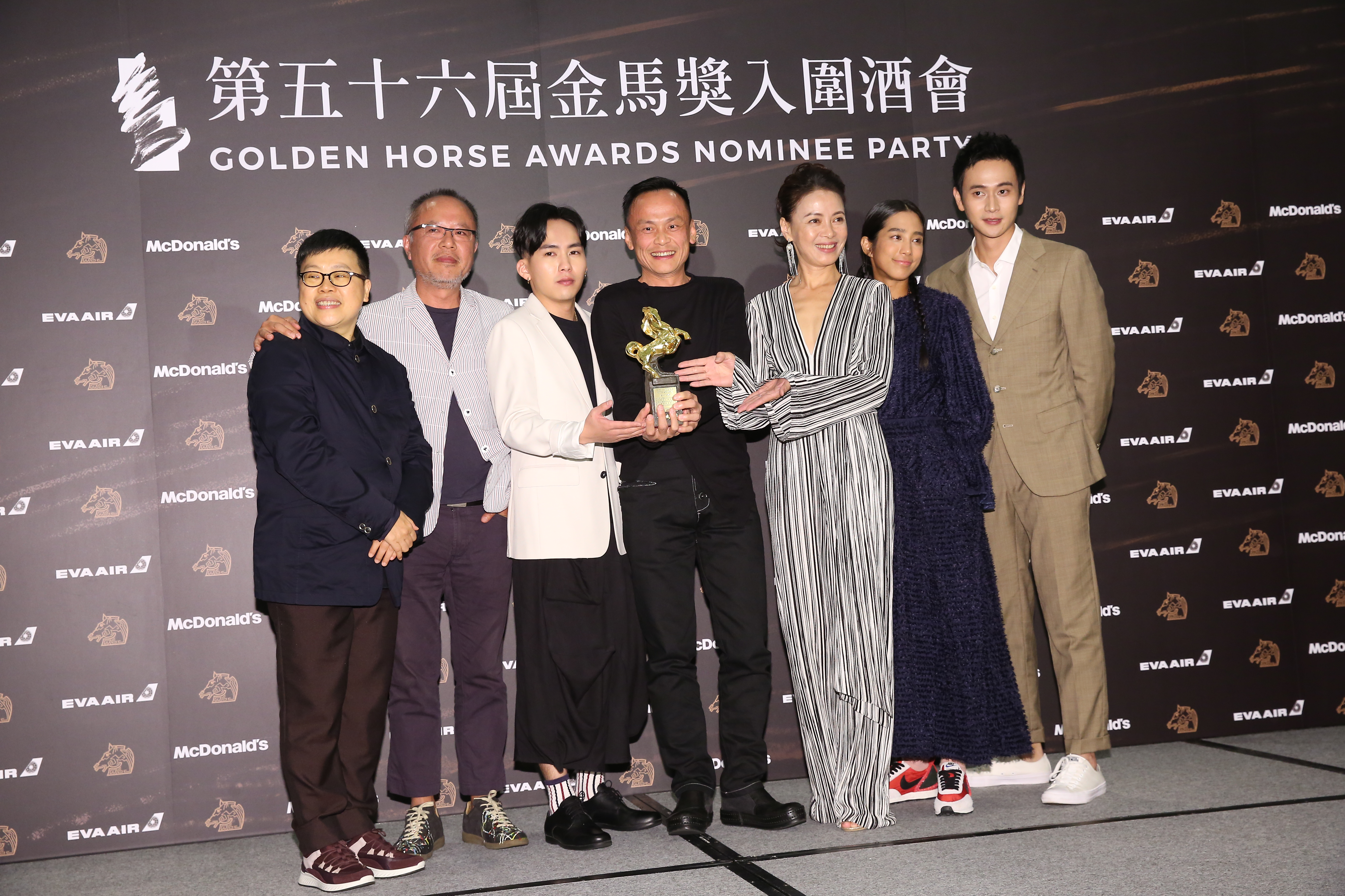 鍾孟宏帶著入圍的演員一起上台領觀眾票選最佳影片獎。