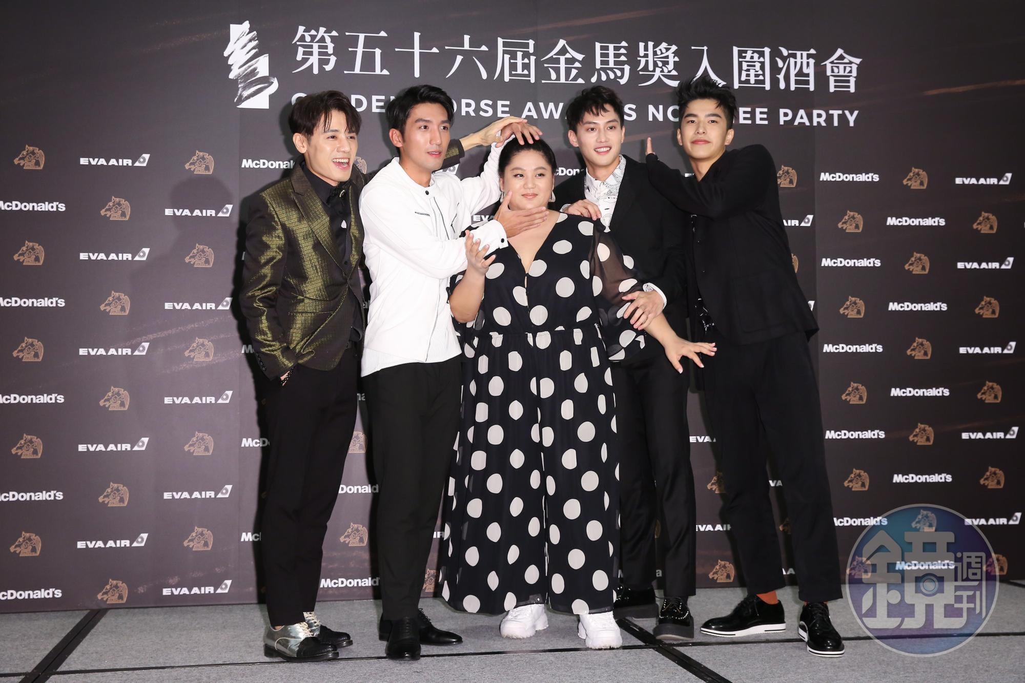 金馬獎入圍新演員,邱志宇(左起)、原騰、蔡嘉茵、范少勳、曾敬驊已經變成哈拉打屁的好朋友,連拍照都要互相卡位。