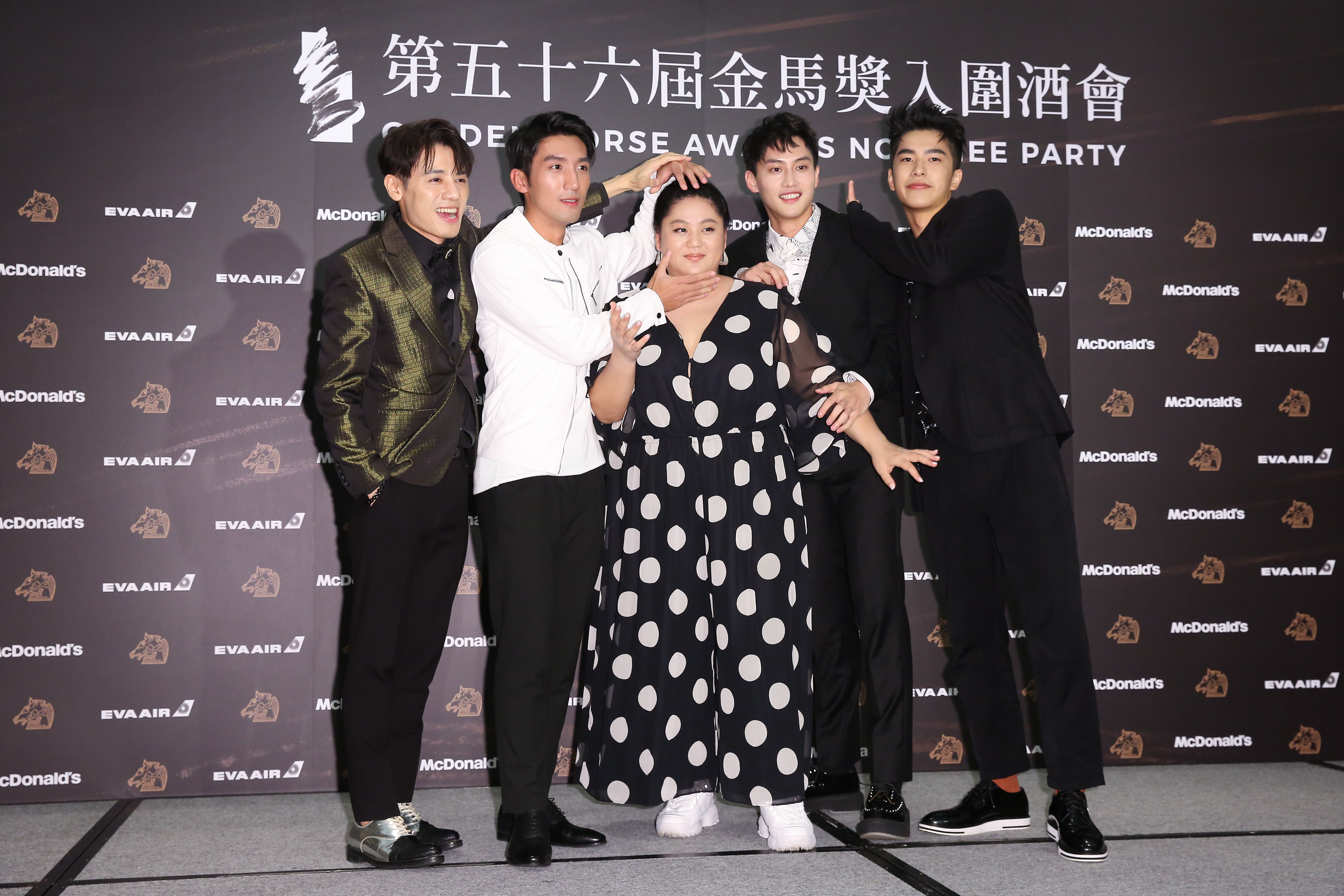 金馬獎入圍新演員，邱志宇（左起）、原騰、蔡嘉茵、范少勳、曾敬驊已經變成哈拉打屁的好朋友，連拍照都要互相卡位。