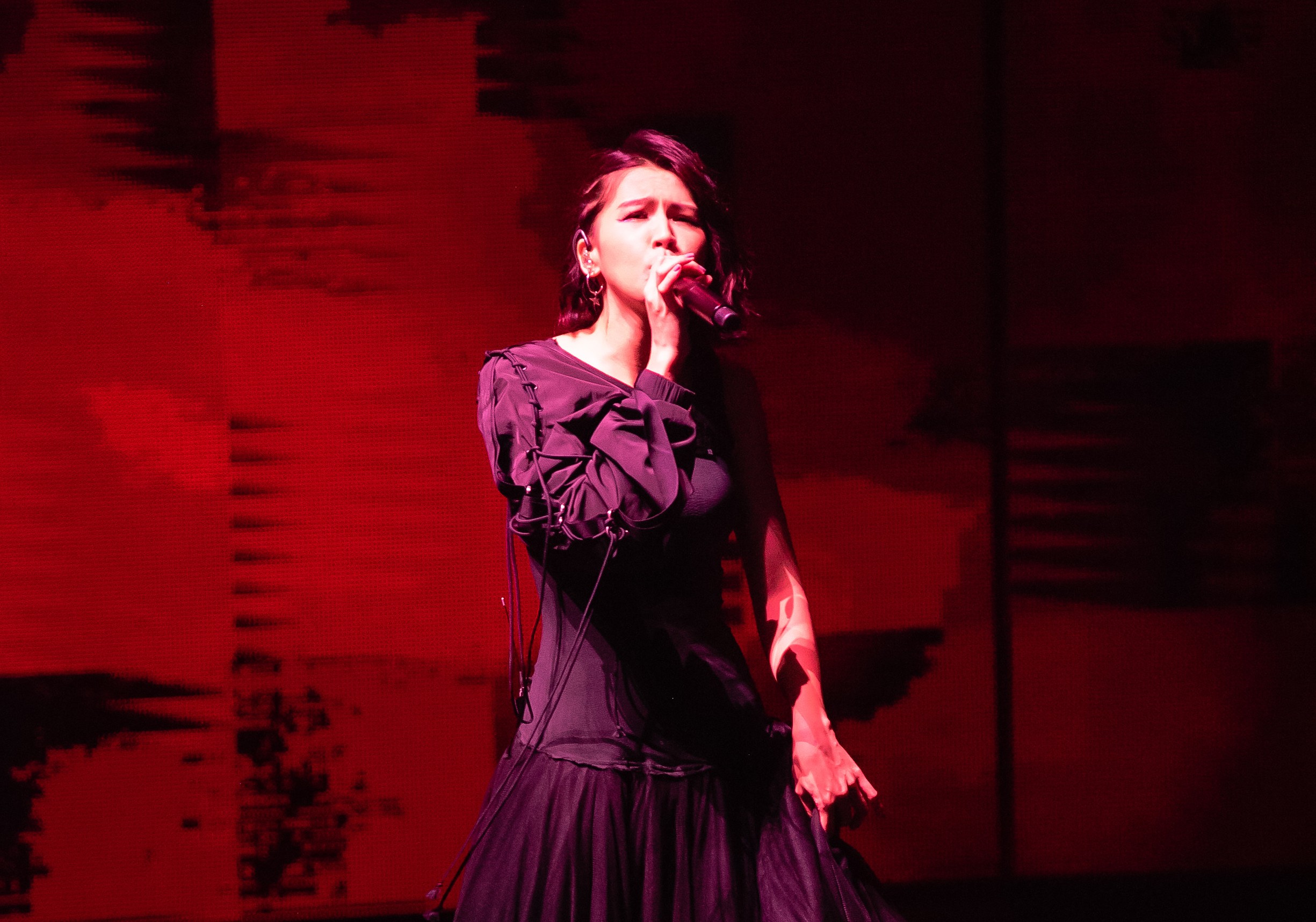 曾沛慈以一襲黑色貼身露肩裝開場，還說服裝非常貼身，讓身材曲線一目瞭然。（寬宏藝術提供）