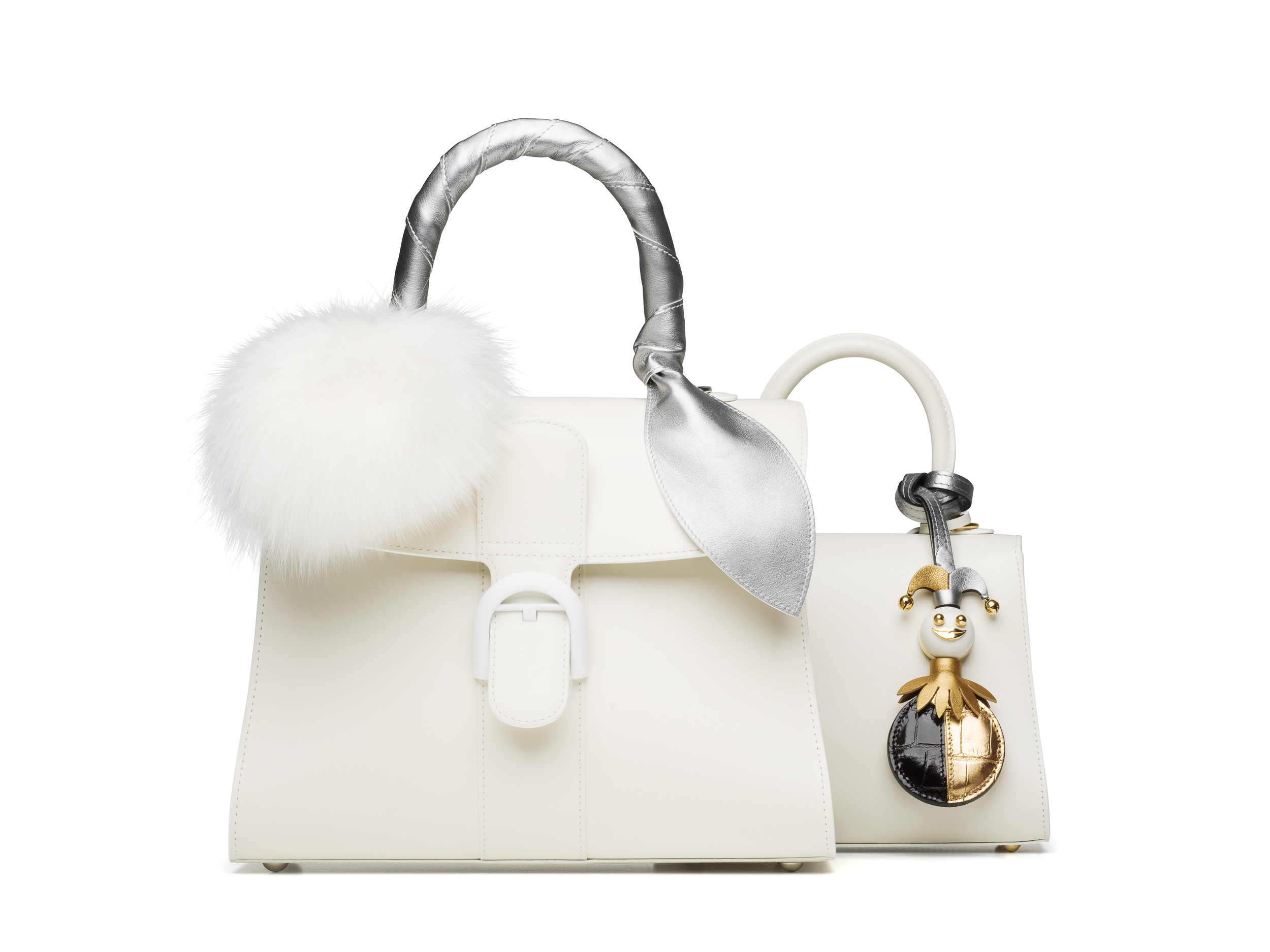 DELVAUX Brillant系列象牙白中型牛皮肩揹包搭配190週年紀念款水貂毛球羊皮綁帶NT$35,900、190週年紀念款鱷魚皮革小丑吊飾價格店洽。（美之心提供）