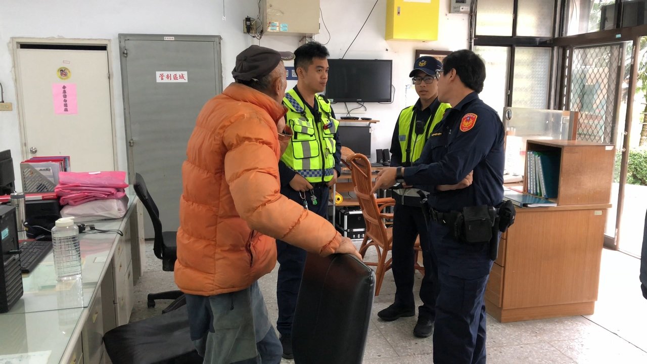 警方協助日籍老翁聯絡在日家人。（警方提供）