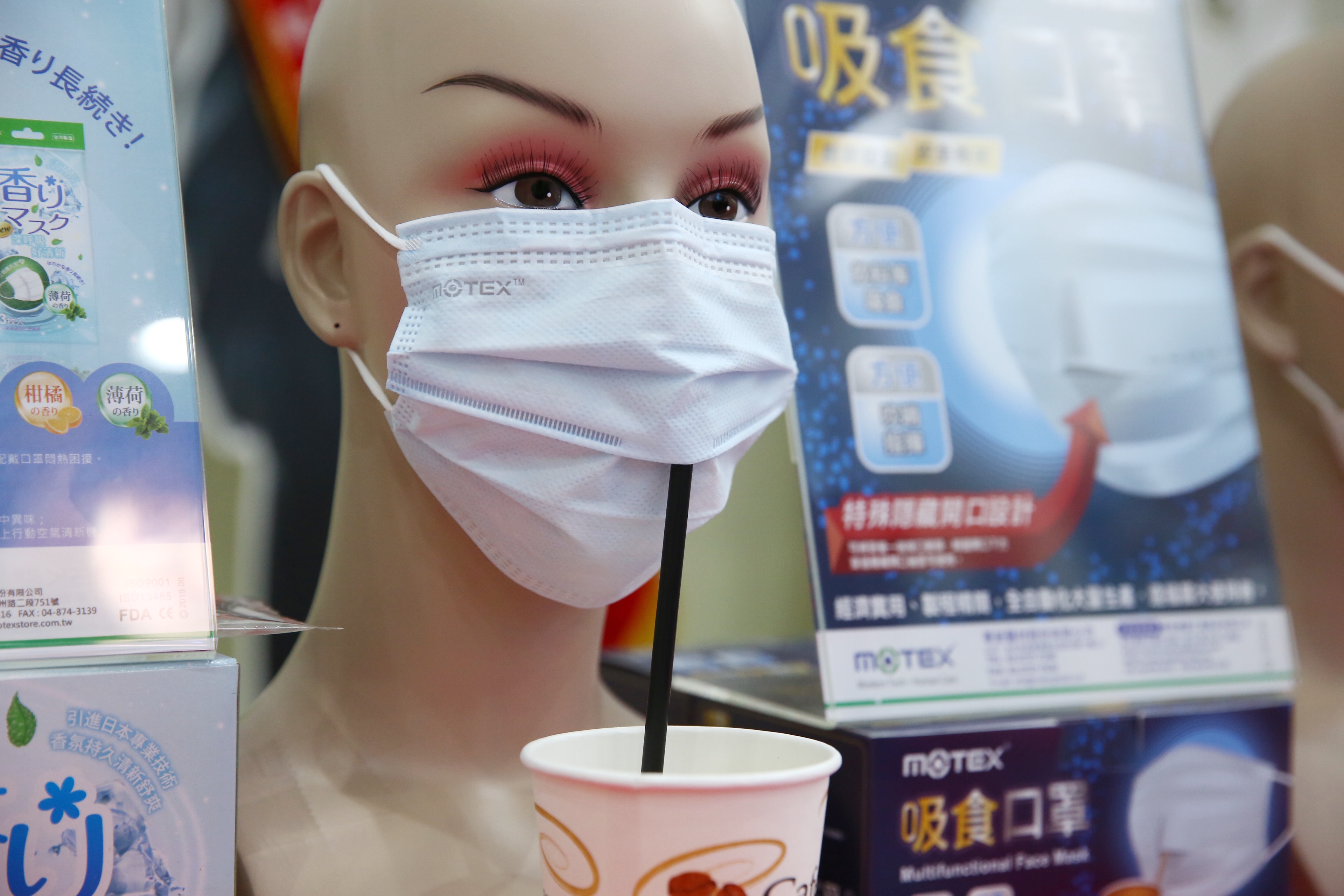 華新設計出可吸水、吸食、吹哨的創新專利口罩，適合病人、交警。