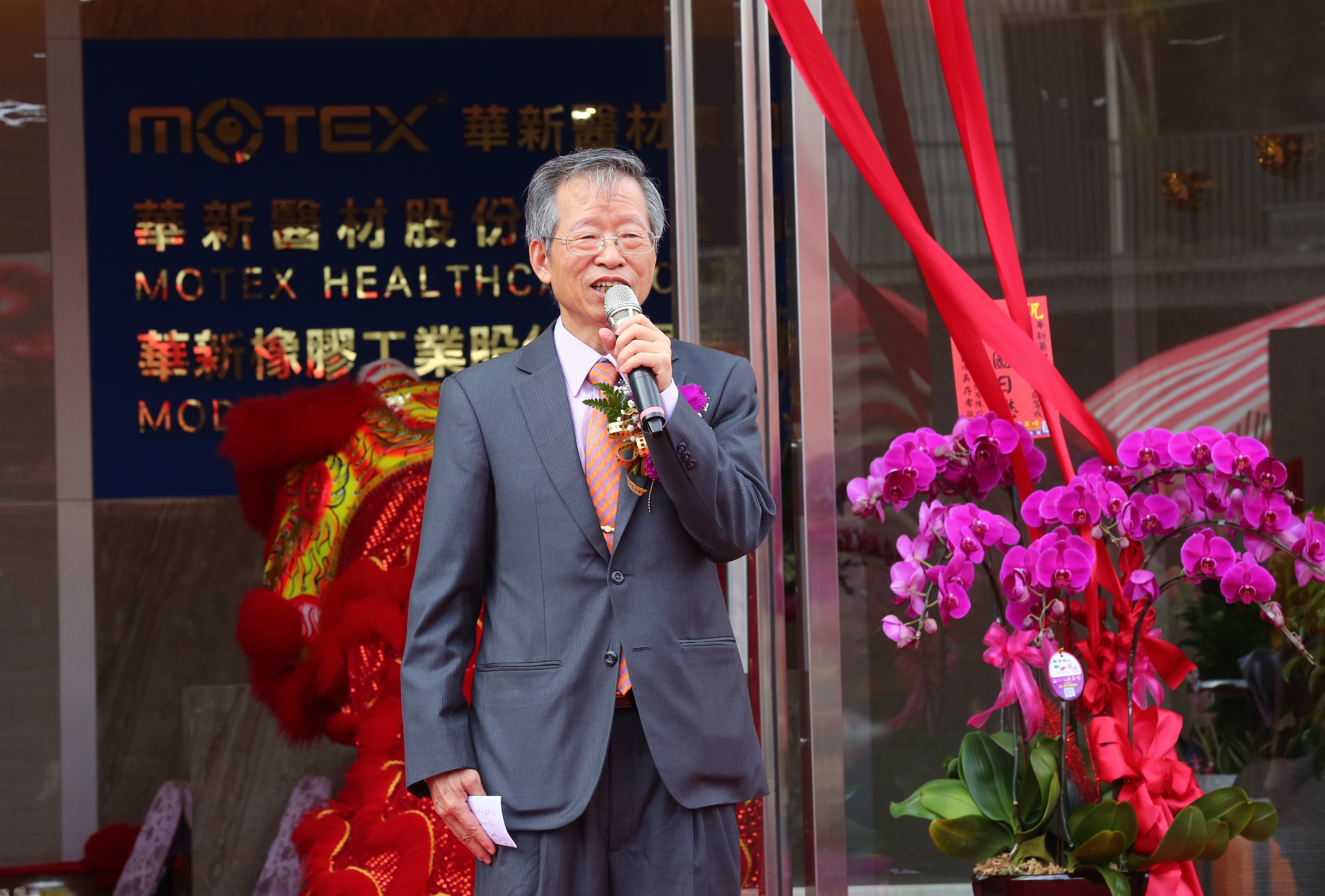 董事長鄭永柱人稱「口罩達人」，不斷創新各種防護功能的口罩。