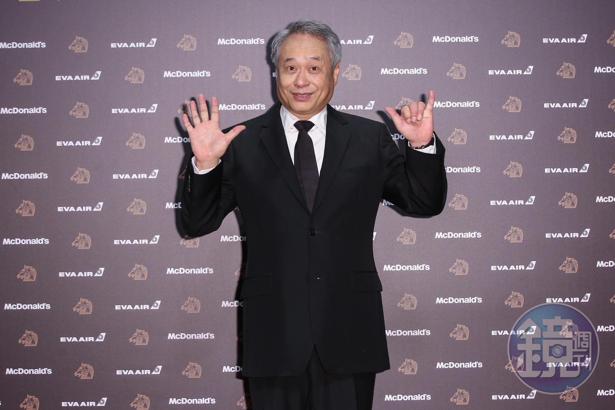李安以金馬主席身分率先走上紅毯，他笑稱只穿了舊的Gucci 西裝。