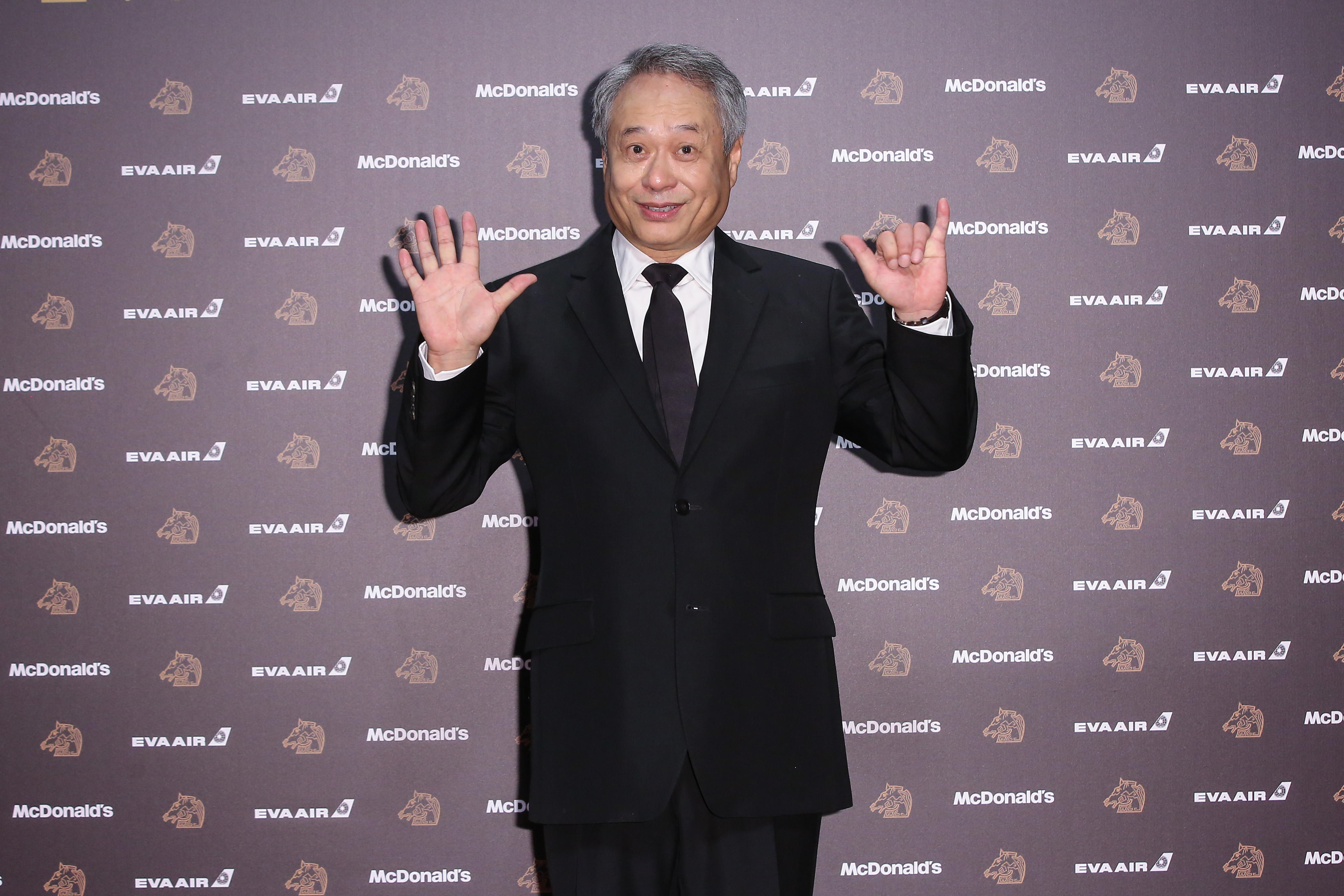 李安以金馬主席身分率先走上紅毯，他笑稱只穿了舊的Gucci 西裝。