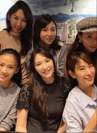 吳佩慈(下中)的近況照,被網友毒舌評論「老得太快了」。(圖/翻攝微博/娛樂扒少)