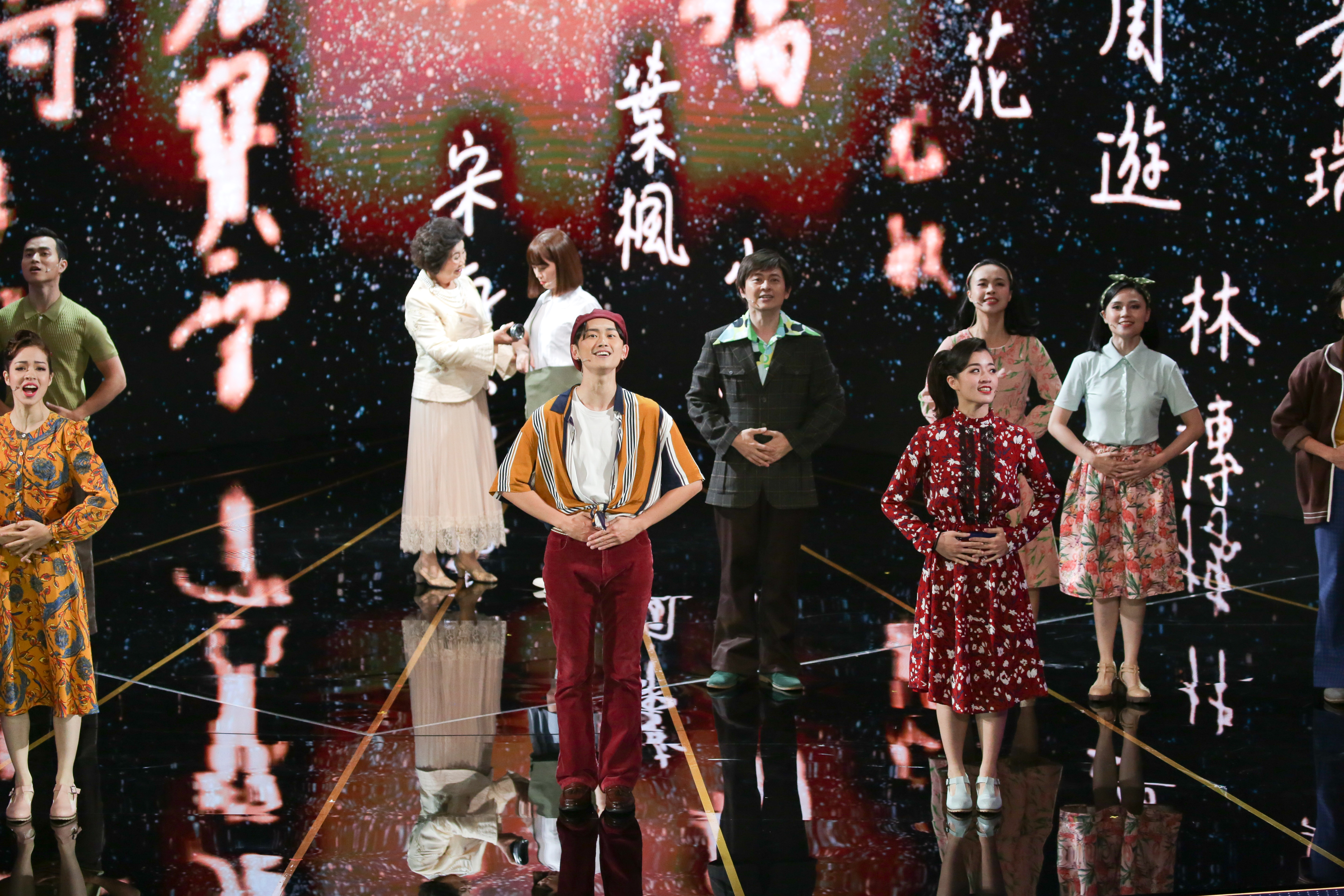 表演以濃濃台灣味開唱，歌詞不離「多元、自由」，講述各個國家都能參加金馬獎。