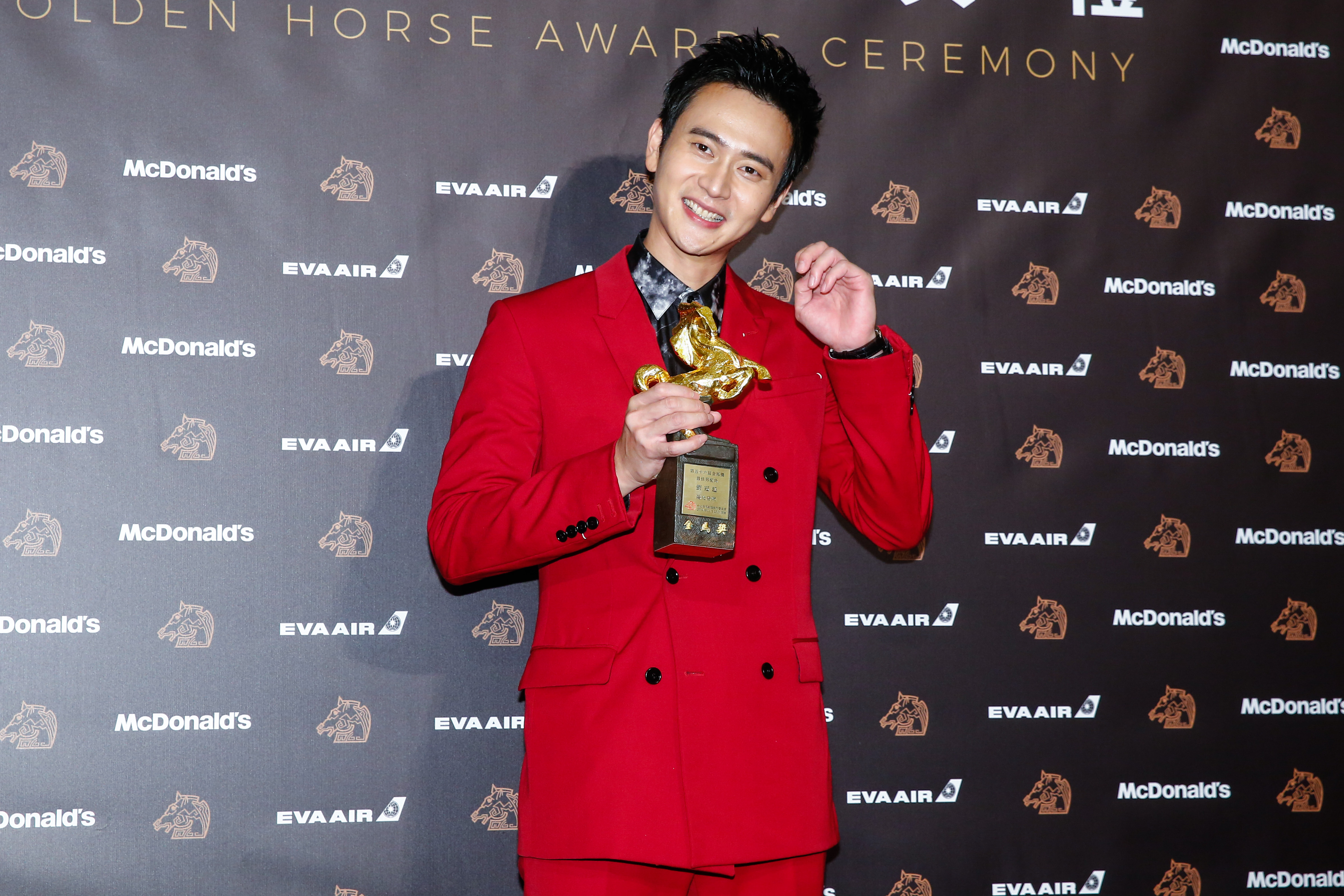 劉冠廷在一片歡呼聲中摘下最佳男配獎，他開心親吻獎座。