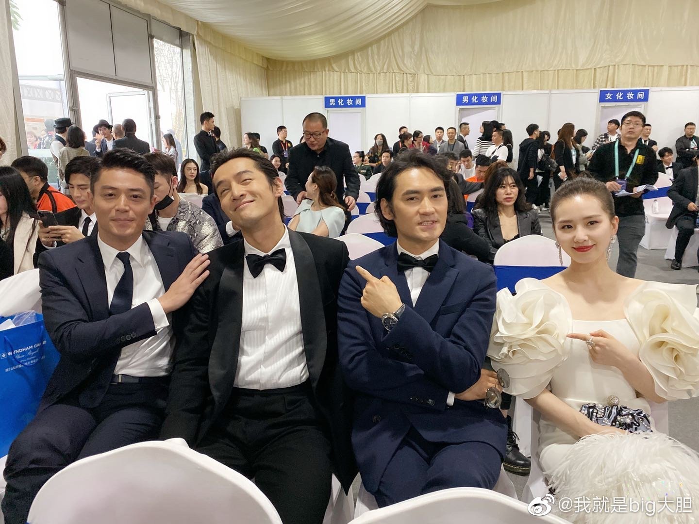 霍建華（左起）、胡歌、袁弘與劉詩詩在大陸金雞獎後台重聚。（網路圖片）