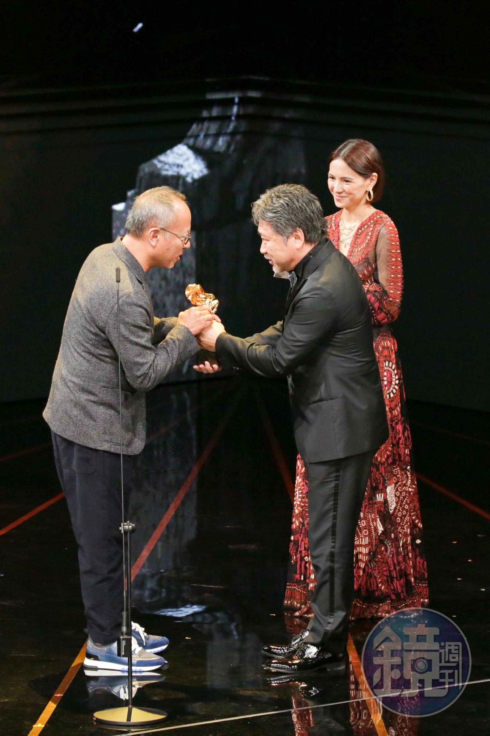 鍾孟宏從日本名導是枝裕和手中收下金馬獎最佳導演。