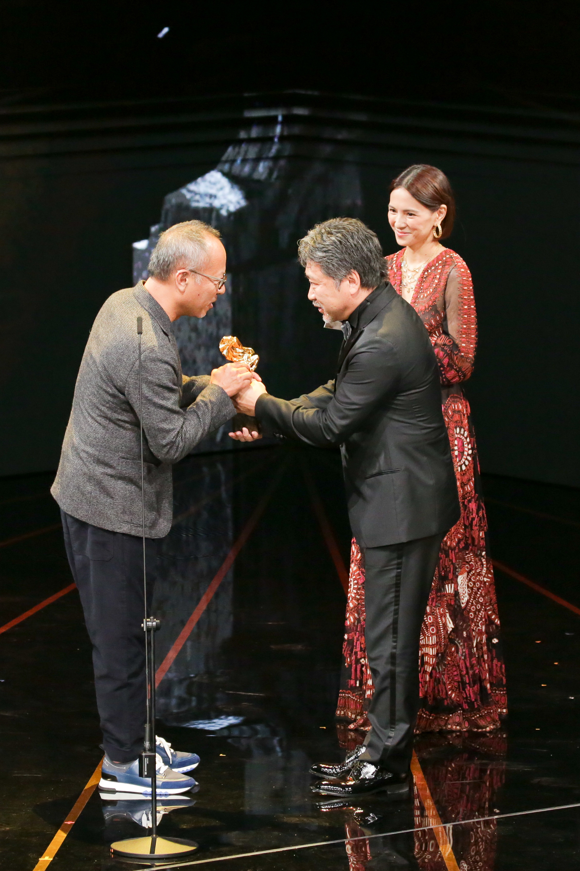 鍾孟宏從日本名導是枝裕和手中收下金馬獎最佳導演。