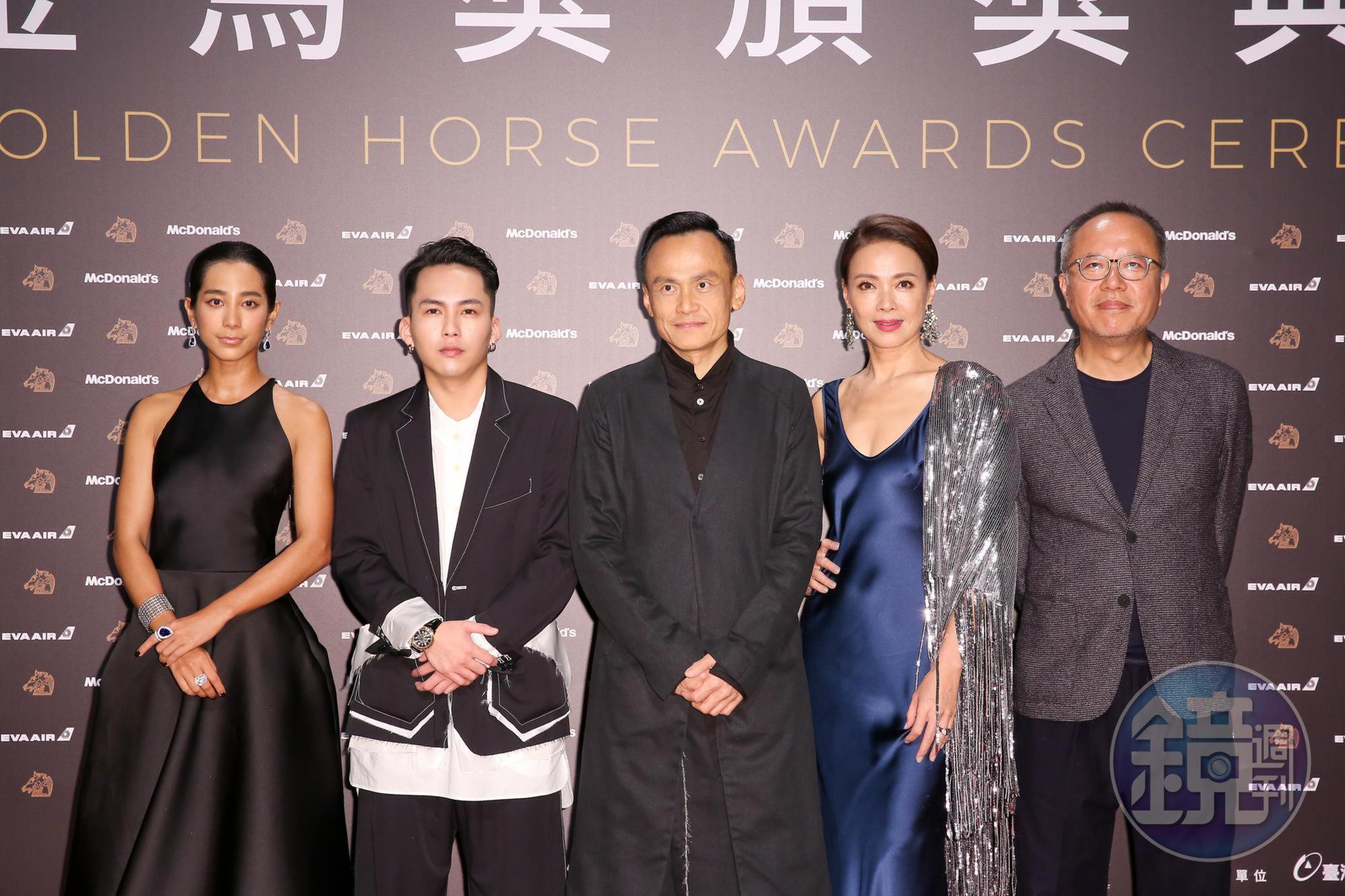 導演鍾孟宏(右)及陳以文((右3))以《陽光普照》一劇,分別獲得最佳導演獎及最佳男主角。