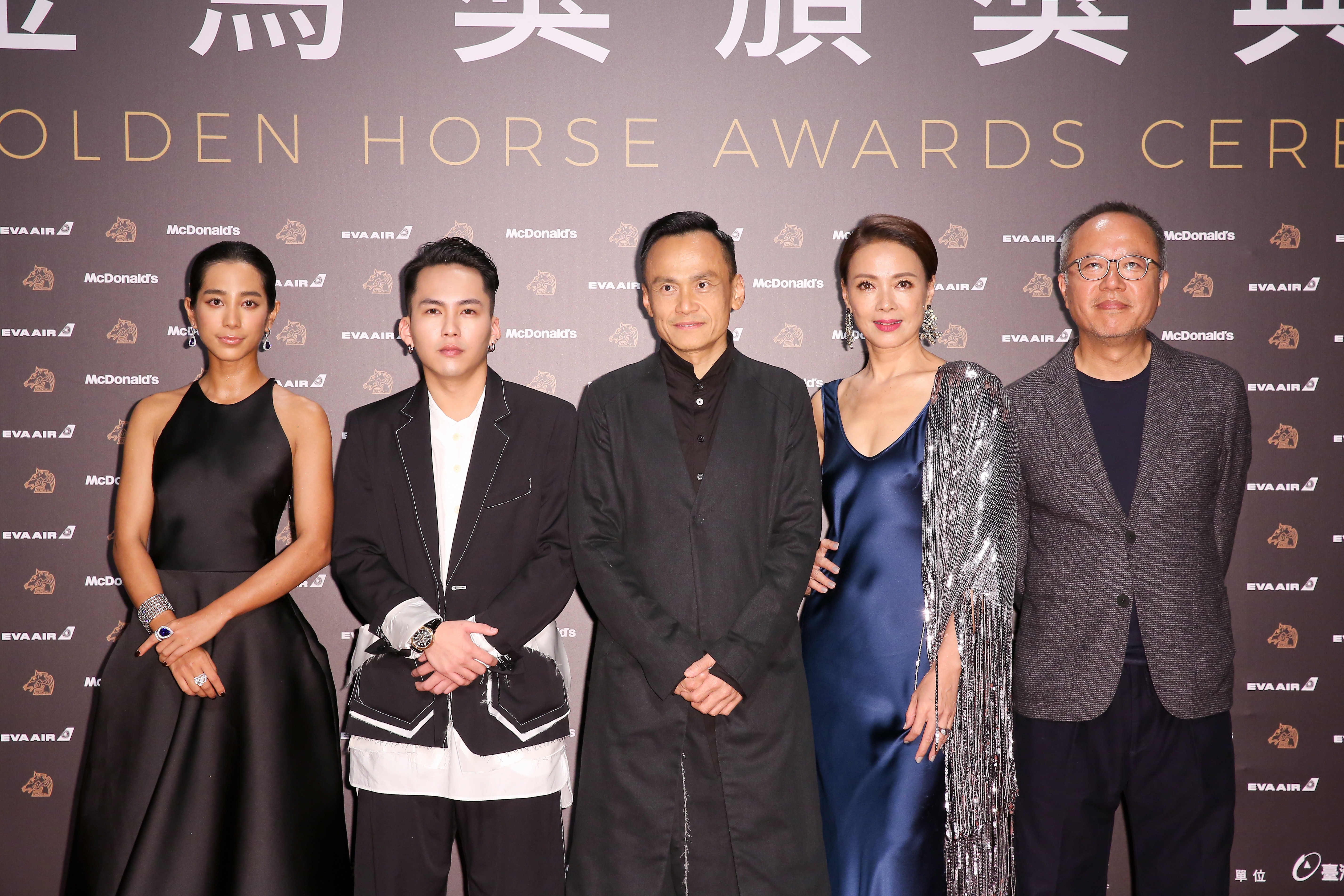 導演鍾孟宏（右）及陳以文（（右3））以《陽光普照》一劇，分別獲得最佳導演獎及最佳男主角。