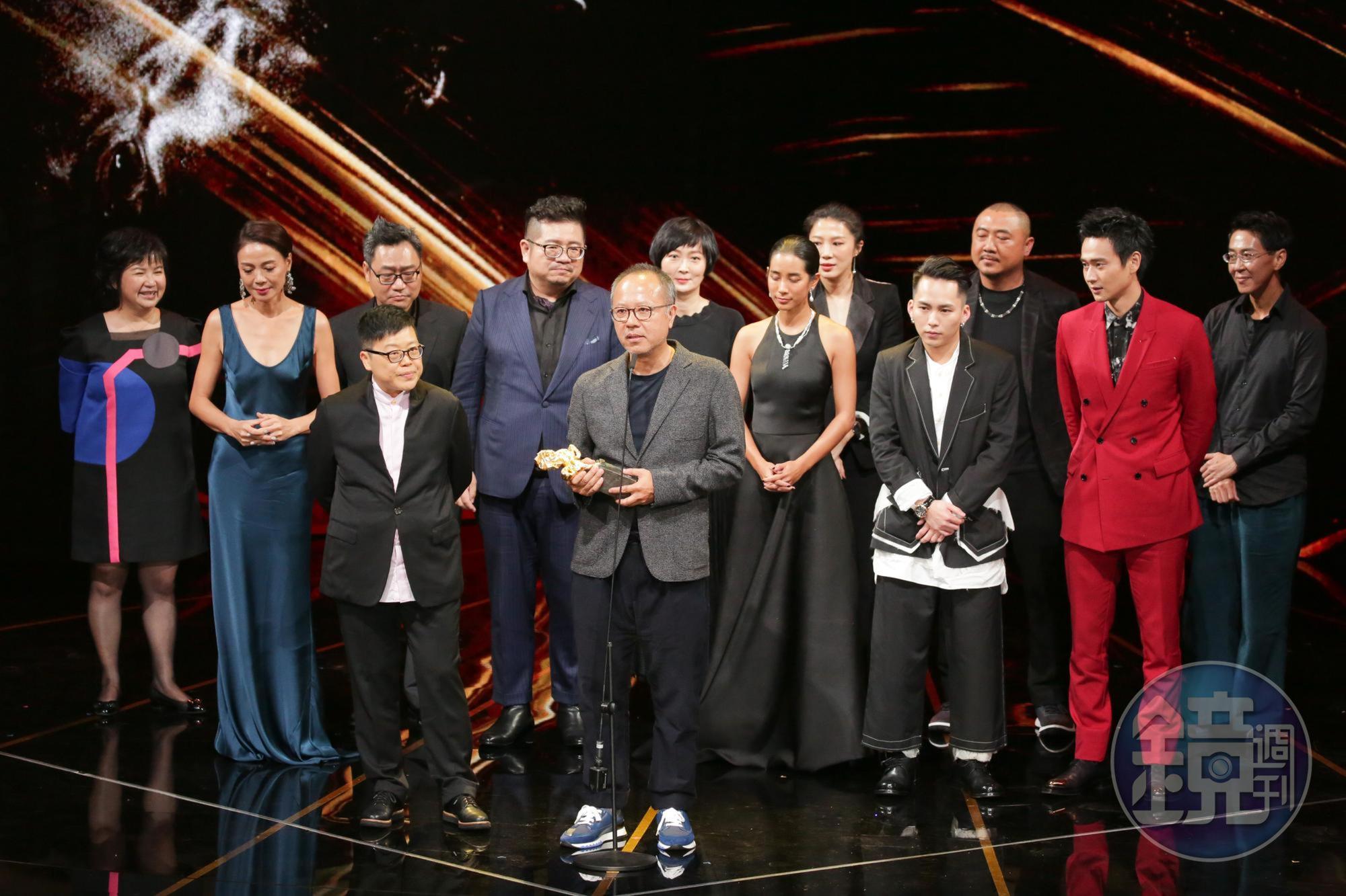 《陽光普照》在導演鍾孟宏及製片葉如芬帶領下，全體上台領最佳影片。