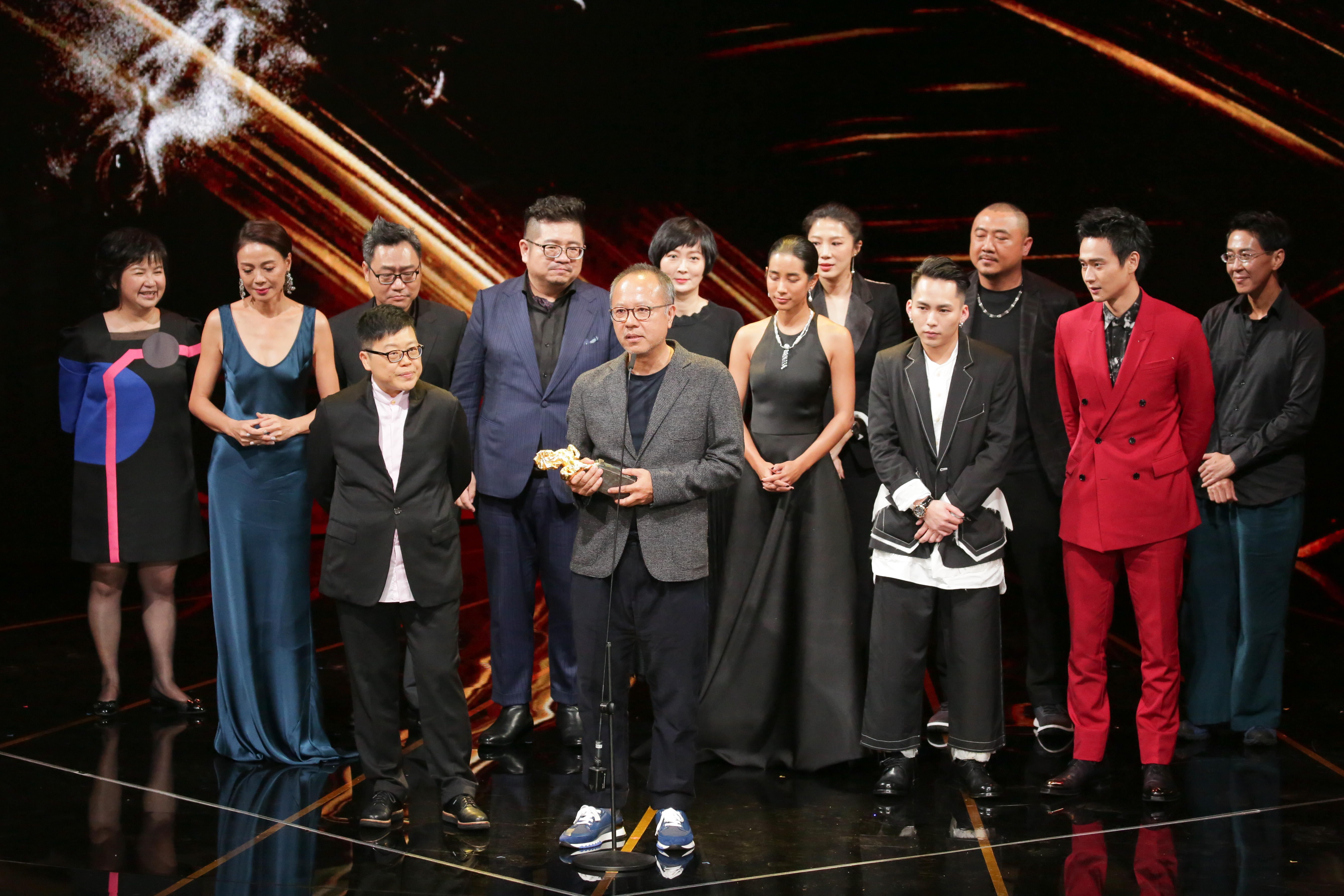 《陽光普照》在導演鍾孟宏及製片葉如芬帶領下，全體上台領最佳影片。