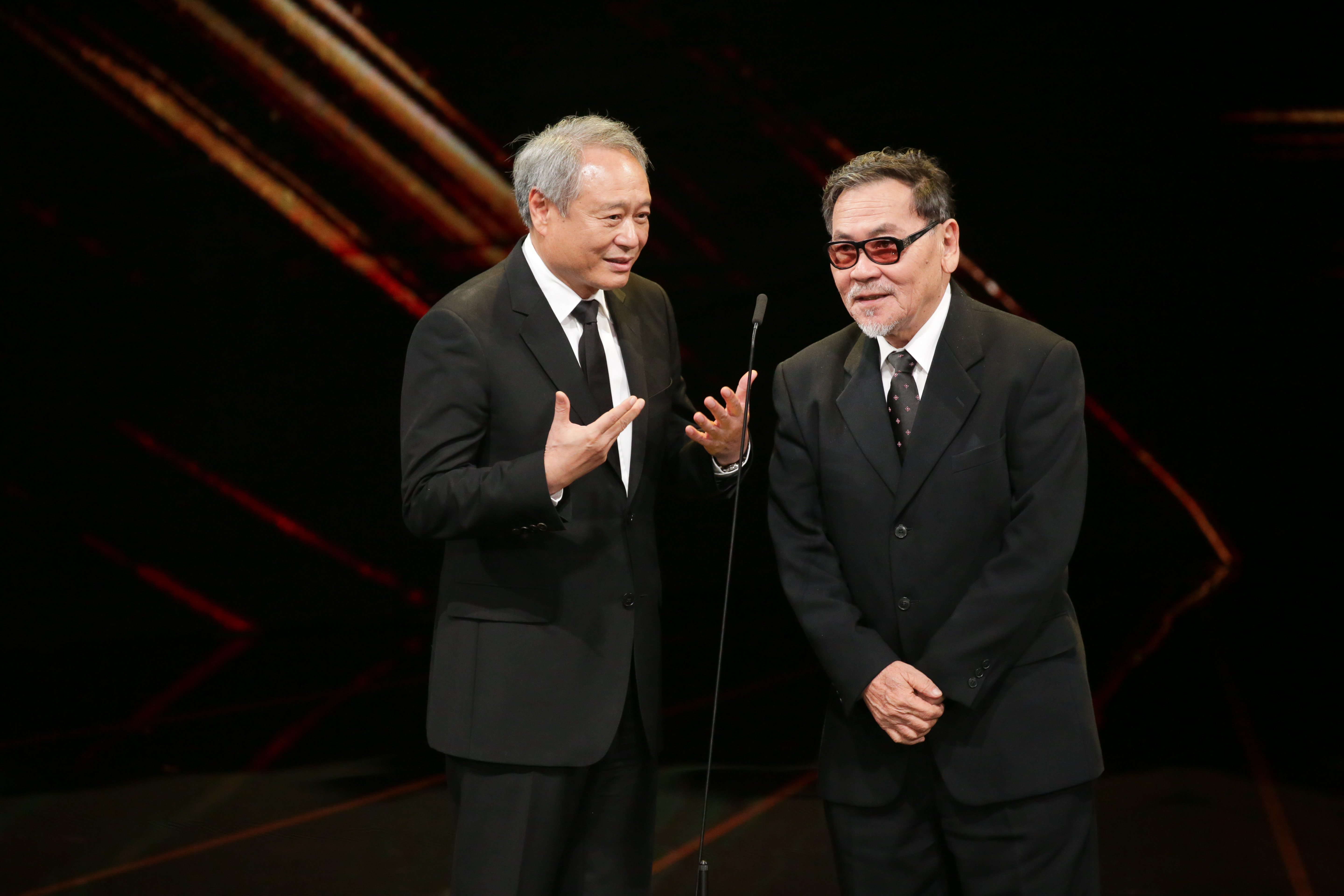 金馬執委會主席李安（左）與評審團主席認為今年獎項討論平順，頒獎感覺特別溫馨。