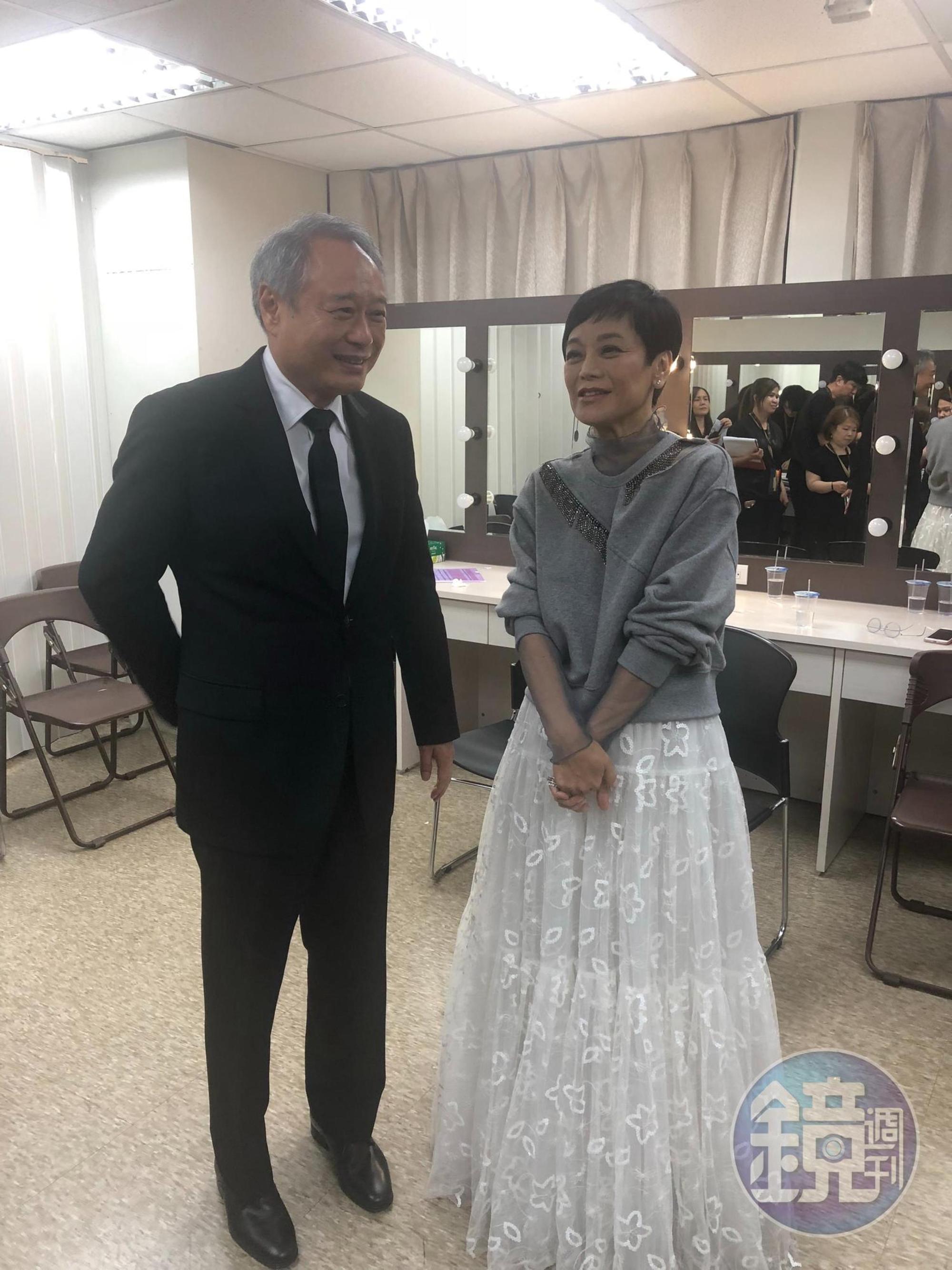 李安(左)、張艾嘉(右)前後兩任金馬獎主席在後台交換意見。