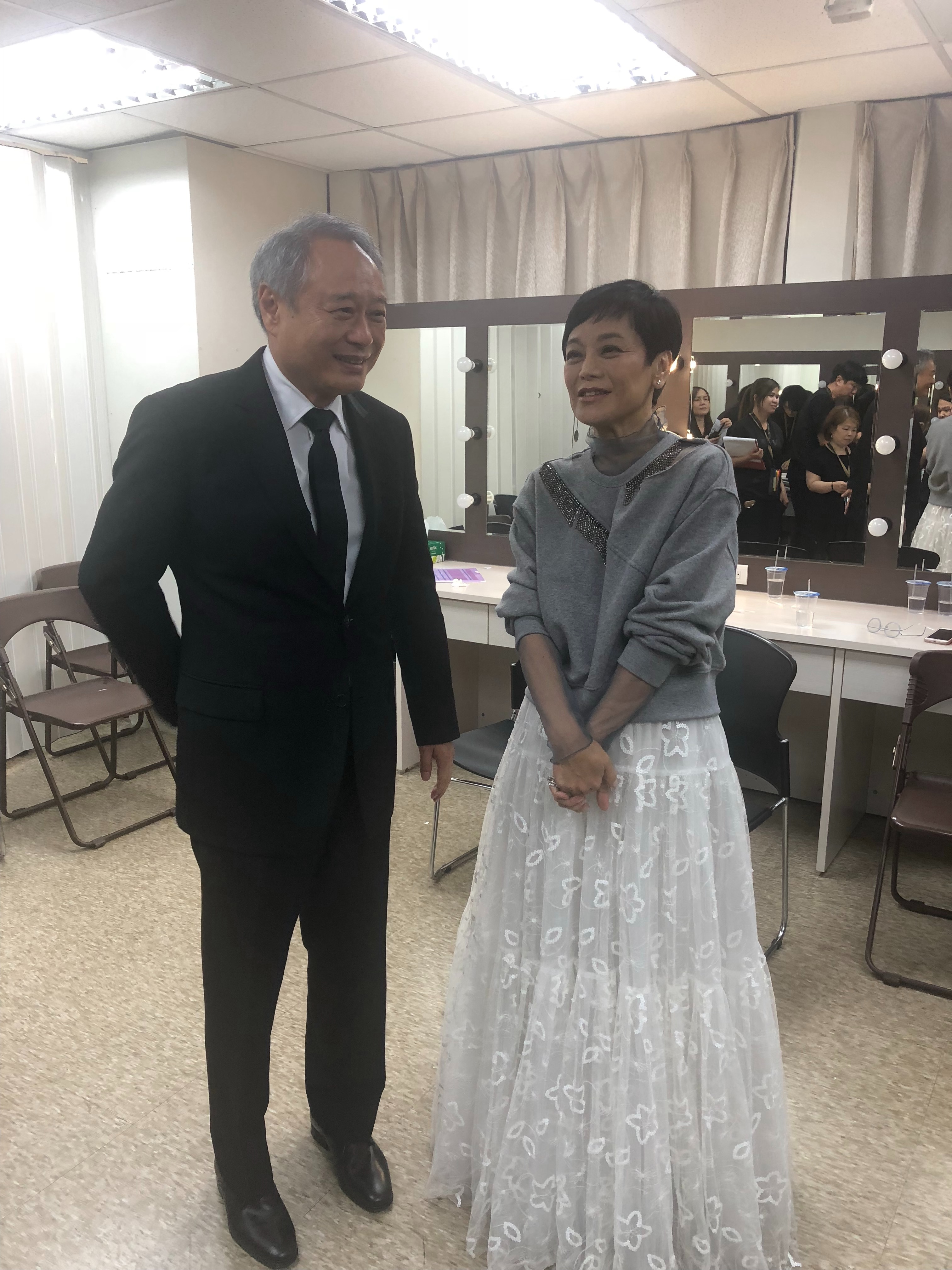 李安（左）、張艾嘉（右）前後兩任金馬獎主席在後台交換意見。
