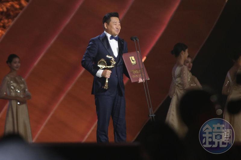 大陸金雞獎與金馬獎同時開出,王景春以《地久天長》封帝,他在台上巧妙結合《陽光普照》與《地久天長》。(翻攝自微博)
