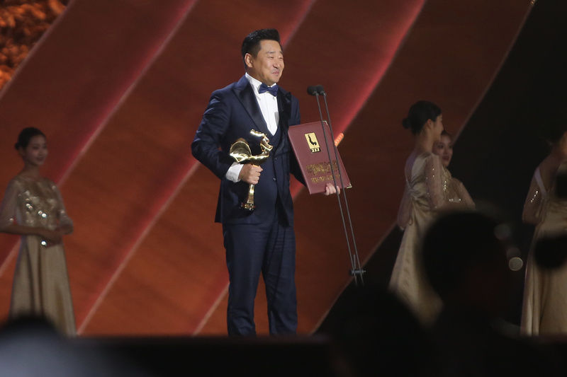 大陸金雞獎與金馬獎同時開出，王景春以《地久天長》封帝，他在台上巧妙結合《陽光普照》與《地久天長》。（翻攝自微博）