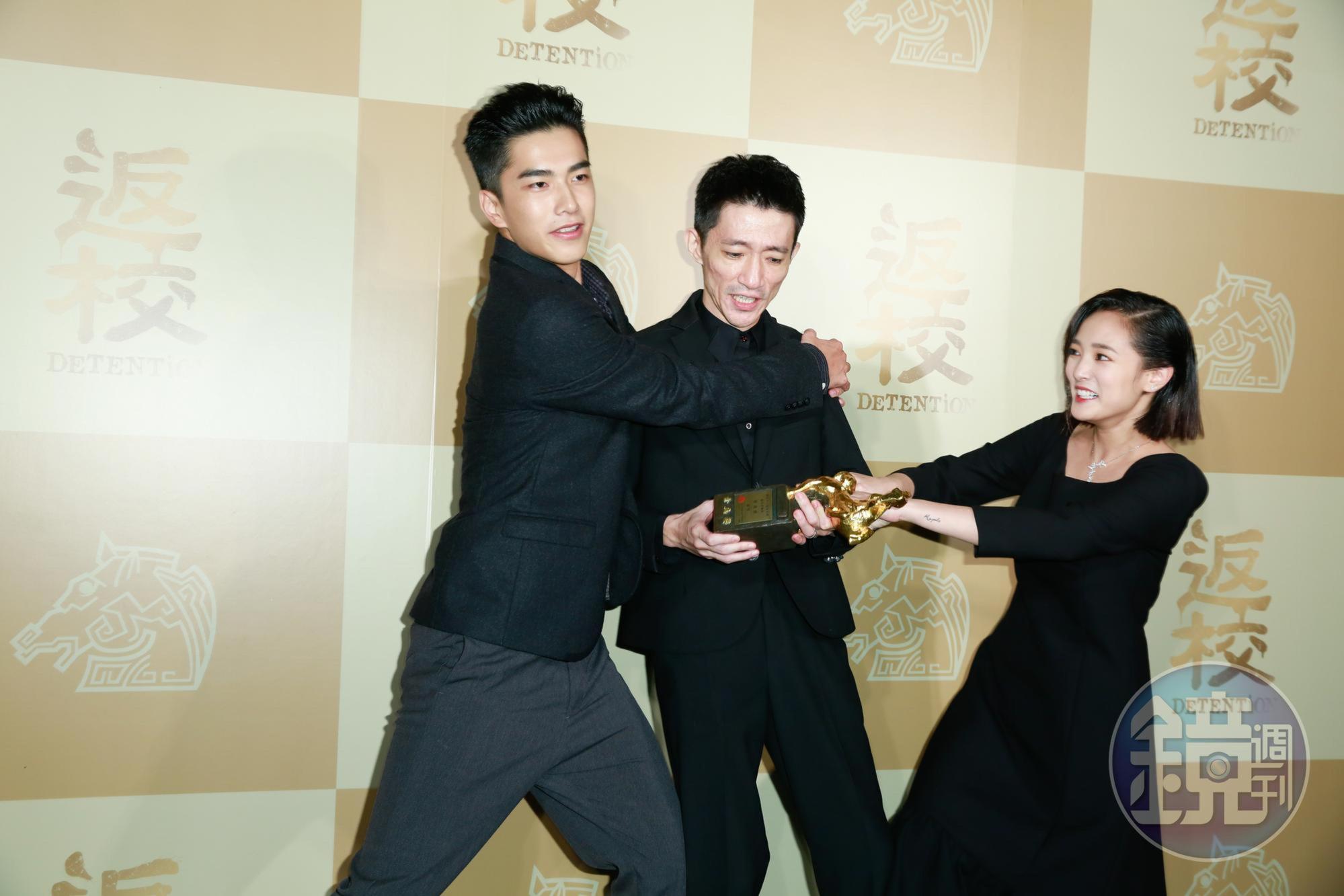 《返校》導演徐漢強(中)成功拿到最佳新導演,王淨(右)、曾敬驊作勢要搶走金馬獎座。