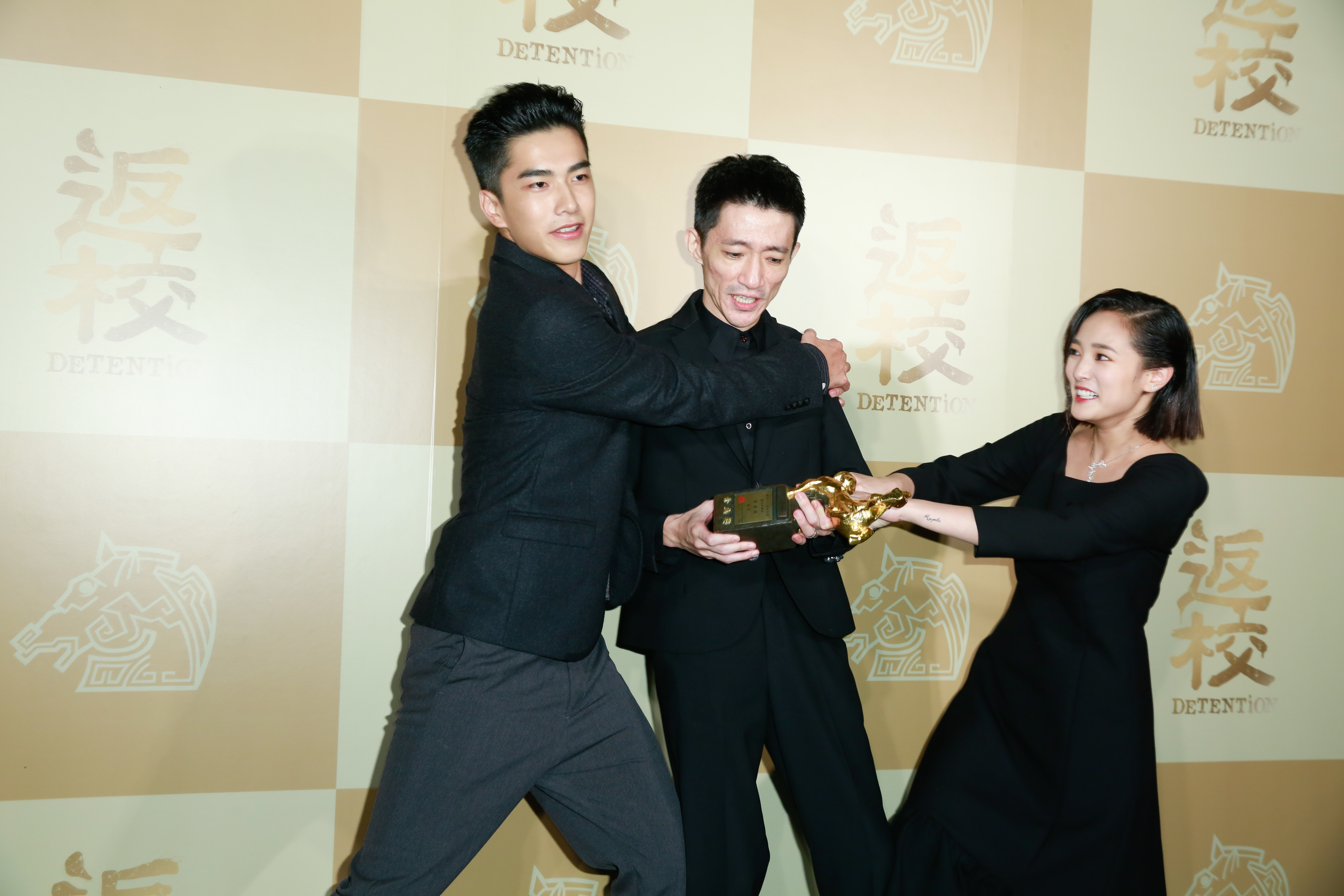 《返校》導演徐漢強（中）成功拿到最佳新導演，王淨（右）、曾敬驊作勢要搶走金馬獎座。