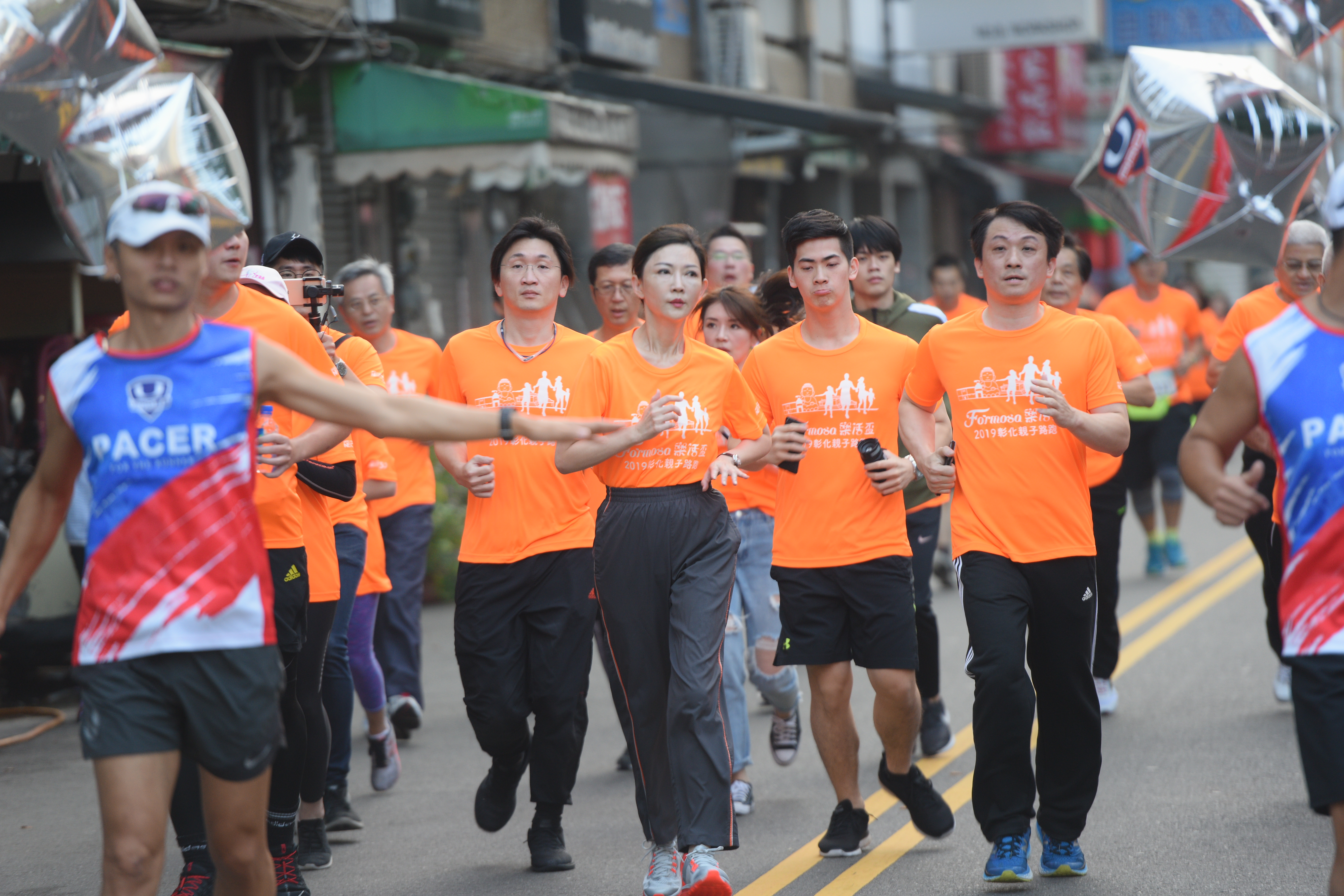 王瑞瑜一早就出席自家路跑活動，展現好精神。（台塑提供）