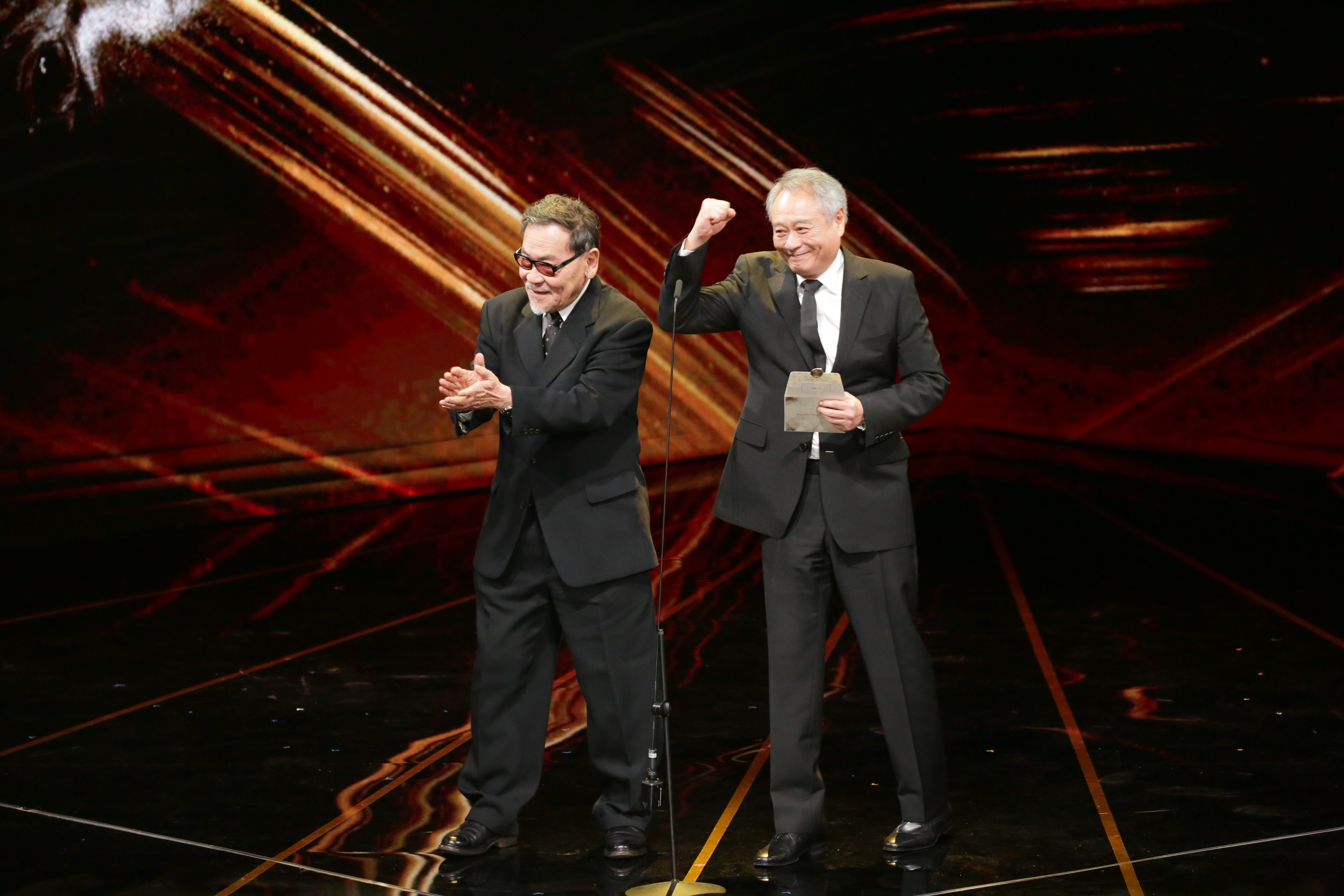 第56屆金馬獎主席李安（右）與評審團主席王童撐起了今年金馬獎。