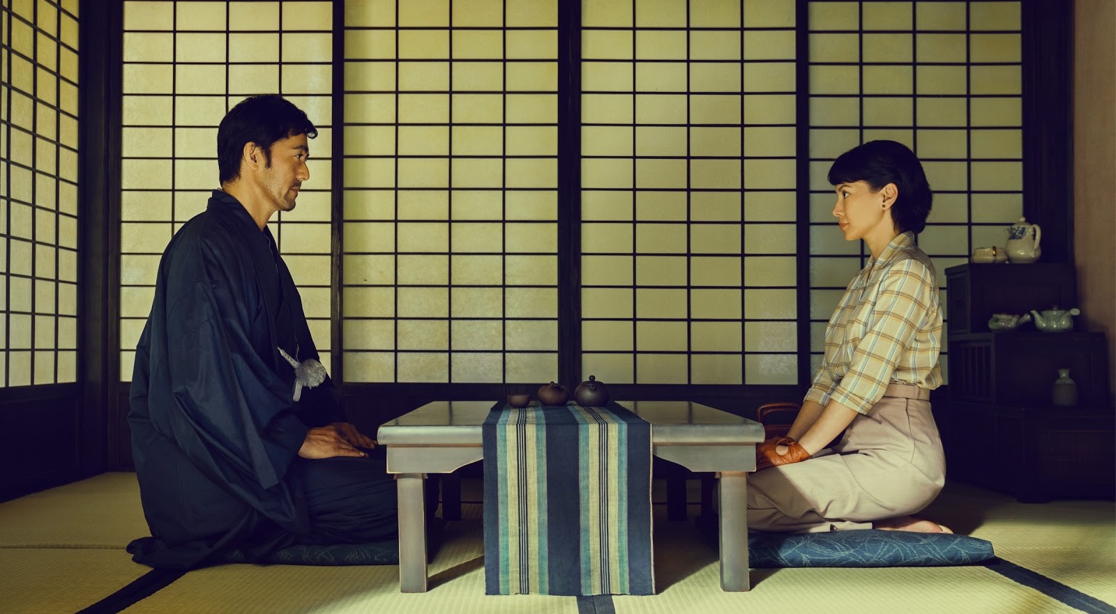 李心潔（右）在片中飾演歷經戰爭傷痛的女子與日本園林師阿部寬（左）展開一段跨國禁忌之戀。（甲上提供）