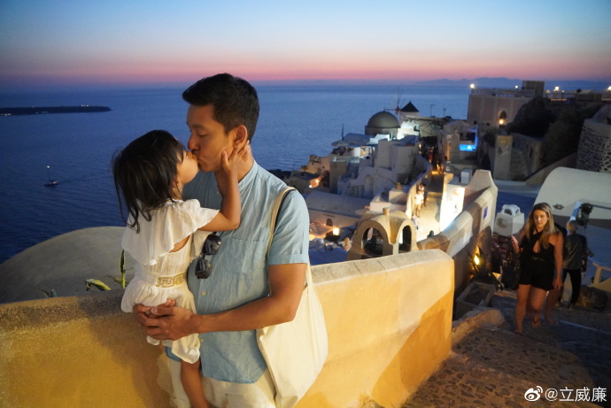 立威廉與女兒在希臘留下許多美照。（翻攝自立威廉微博）