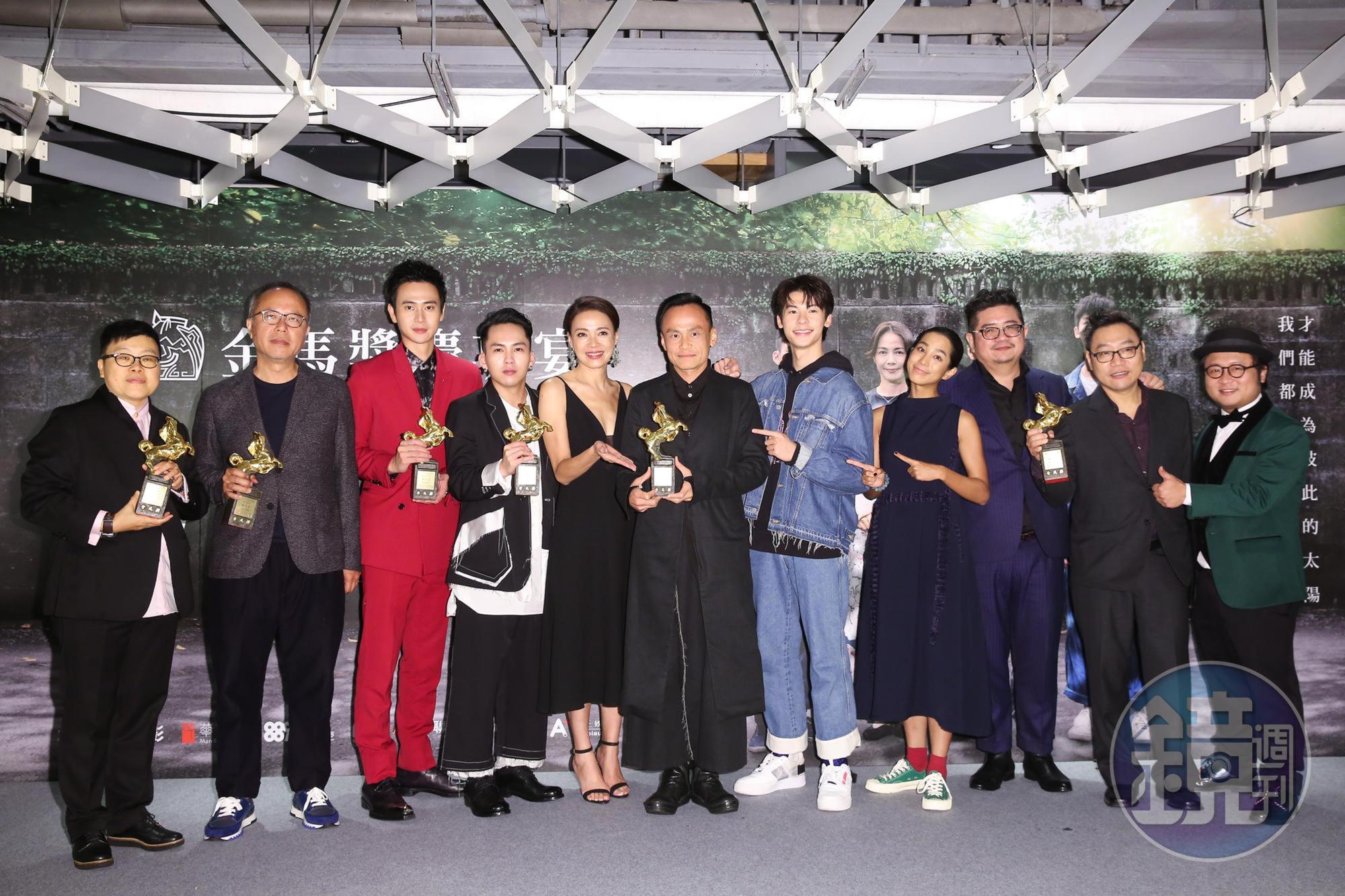納豆（右一）雖然沒演出《陽光普照》，但從走紅毯到慶功受訪，他一路都在。