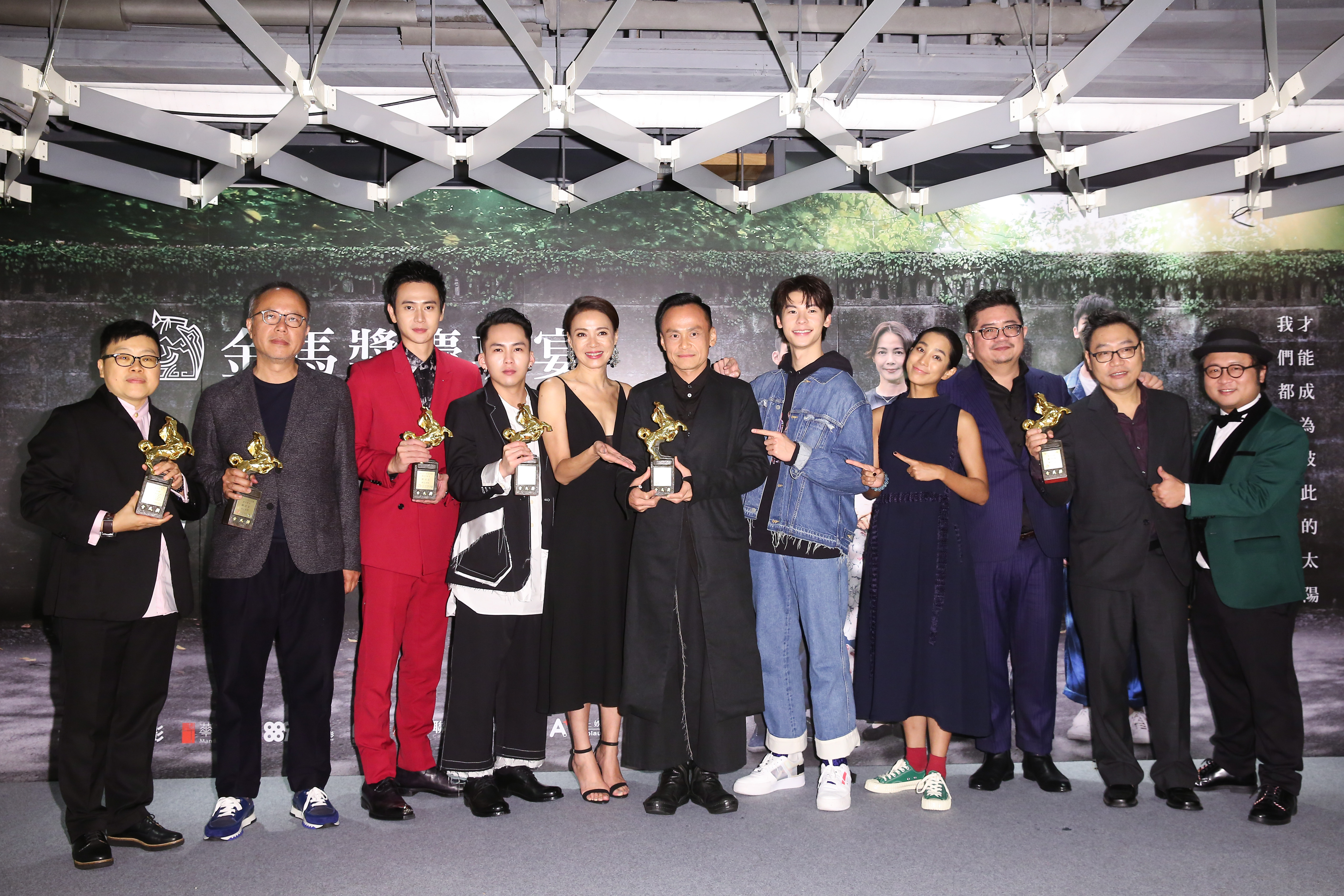 納豆（右一）雖然沒演出《陽光普照》，但從走紅毯到慶功受訪，他一路都在。