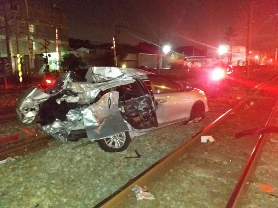 22日晚間發生自強號撞上汽車的事故，台鐵第一時間貼文疑指責駕駛「搶快」。（翻攝台鐵臉書）