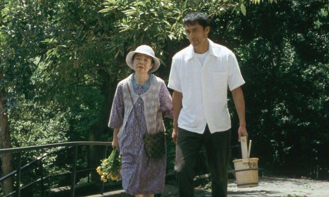 林書宇因為喜歡是枝裕和電影《橫山家之味》中的男主角阿部寬(右)邀他演出《夕霧花園》。(翻攝自https://www.thenewslens.com/)