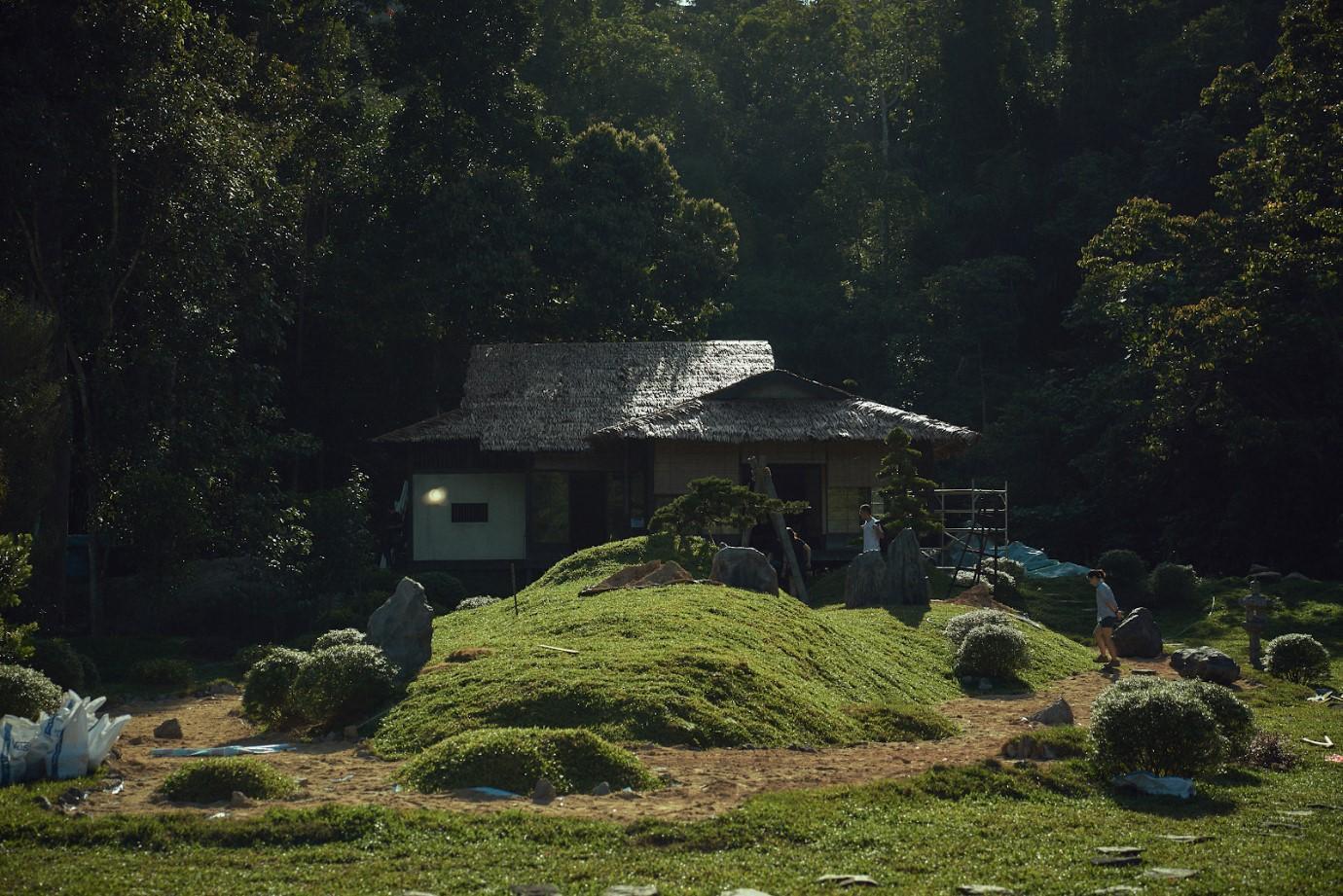 日式庭園的主景從尋找土地、整地、蓋房屋、建花園到栽種植物，由劇組一步步完成，光搭景就花了兩個月。（蔡珮玲提供）
