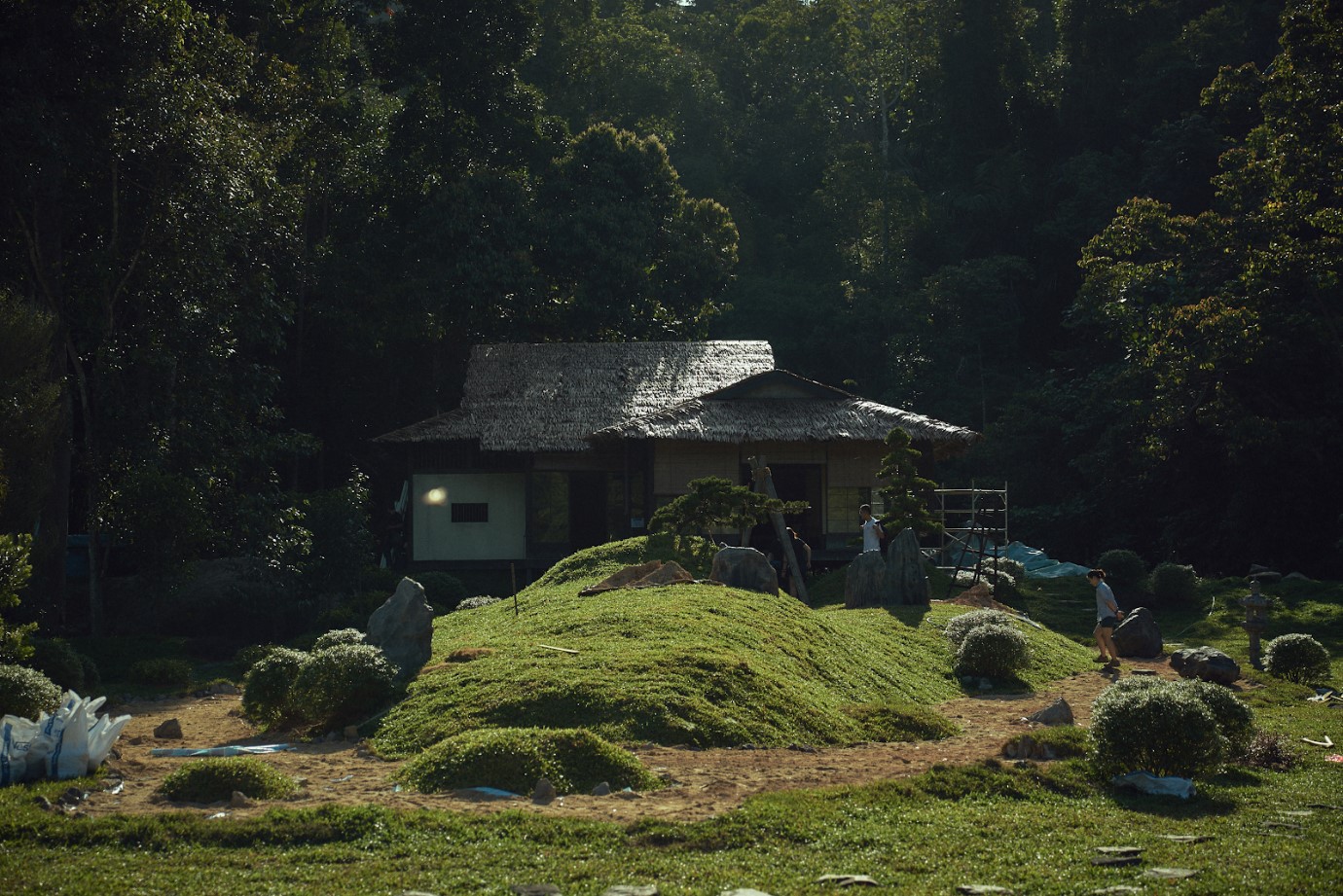 日式庭園的主景從尋找土地、整地、蓋房屋、建花園到栽種植物,由劇組一步步完成,光搭景就花了兩個月。(蔡珮玲提供)