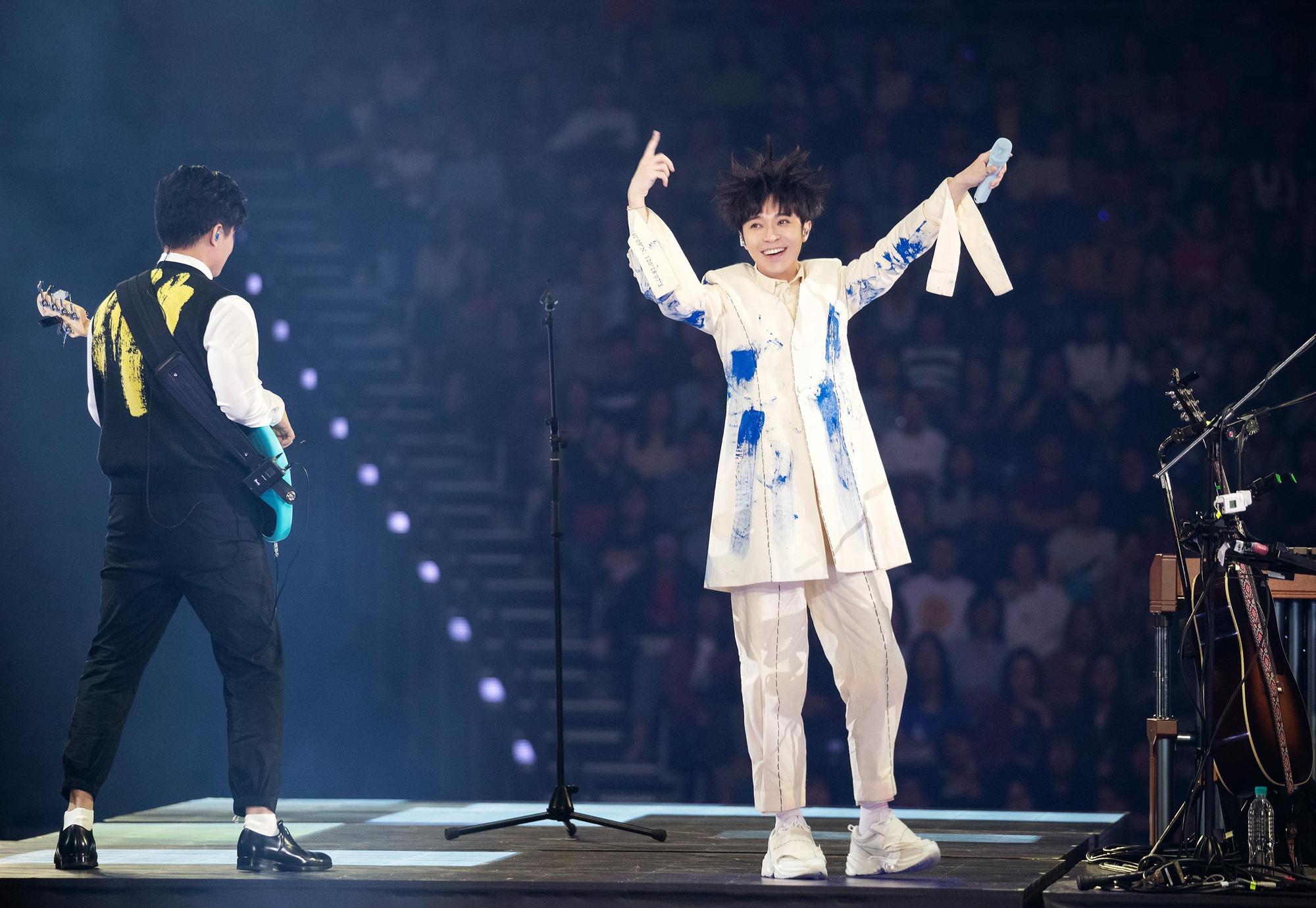 吳青峰《太空備忘記》個人演唱會有蘇打綠團員來打氣,讓他非常開心。(環球音樂提供)