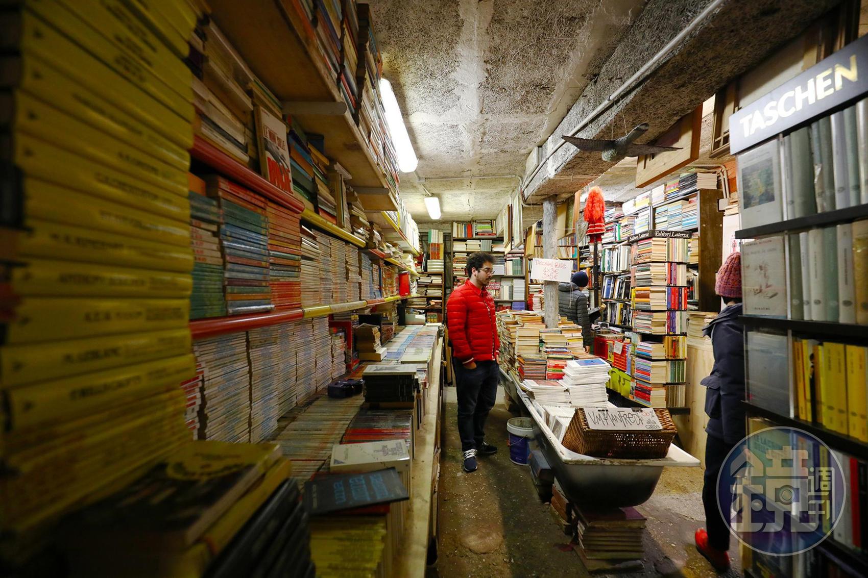 書店內潮濕的痕跡,可以稍稍感受威尼斯每年面臨高水位時的情況。