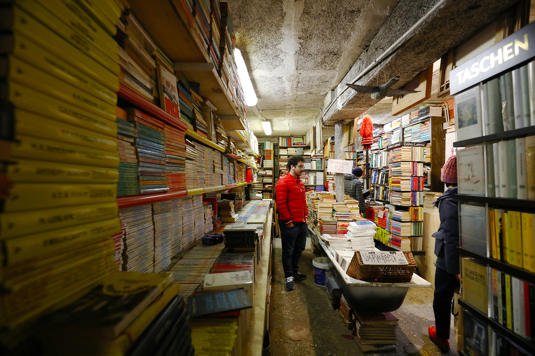 書店內潮濕的痕跡，可以稍稍感受威尼斯每年面臨高水位時的情況。
