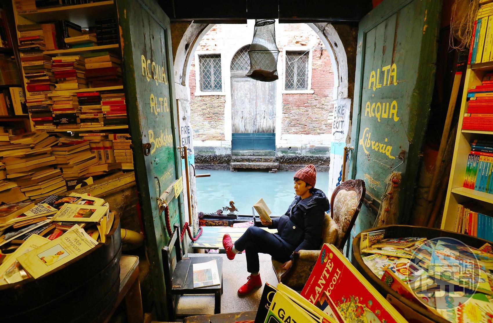 書店另一個深受旅人歡迎的角落,是這個靠近逃生門的座位。