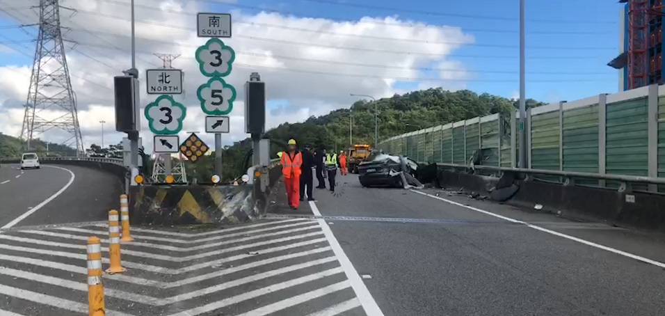 國道1號中山高北向汐止系統往國道3號南下匝道,24日下午發生一起嚴重自撞車禍。(翻攝畫面)