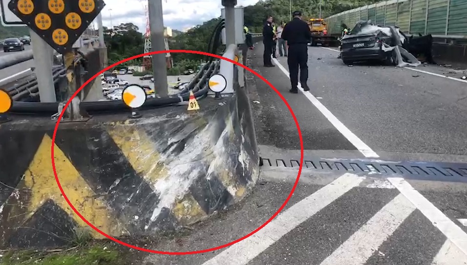 強大的撞擊力道幾乎造成車輛全毀。(翻攝畫面)
