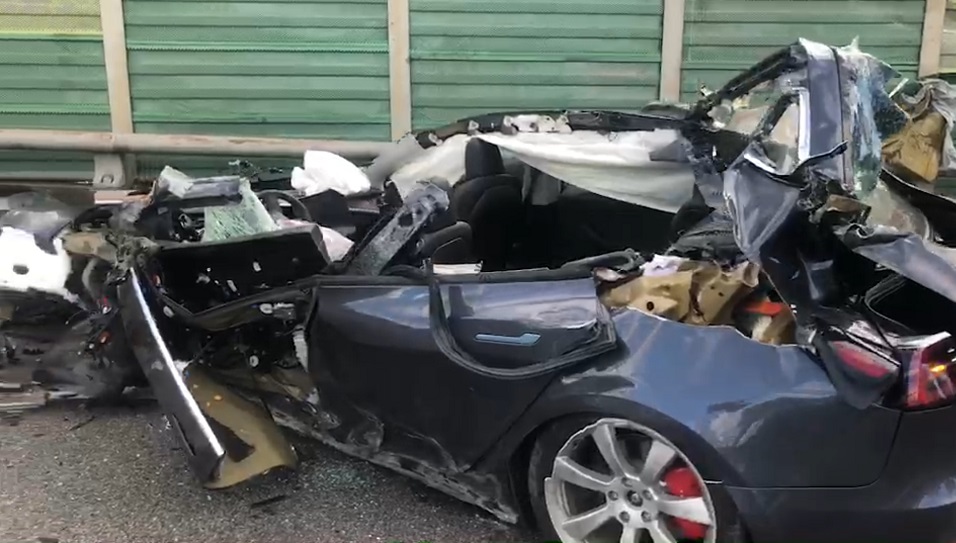 特斯拉先擦撞中央分隔島再彈撞至匝道對向的護欄。（翻攝畫面）
