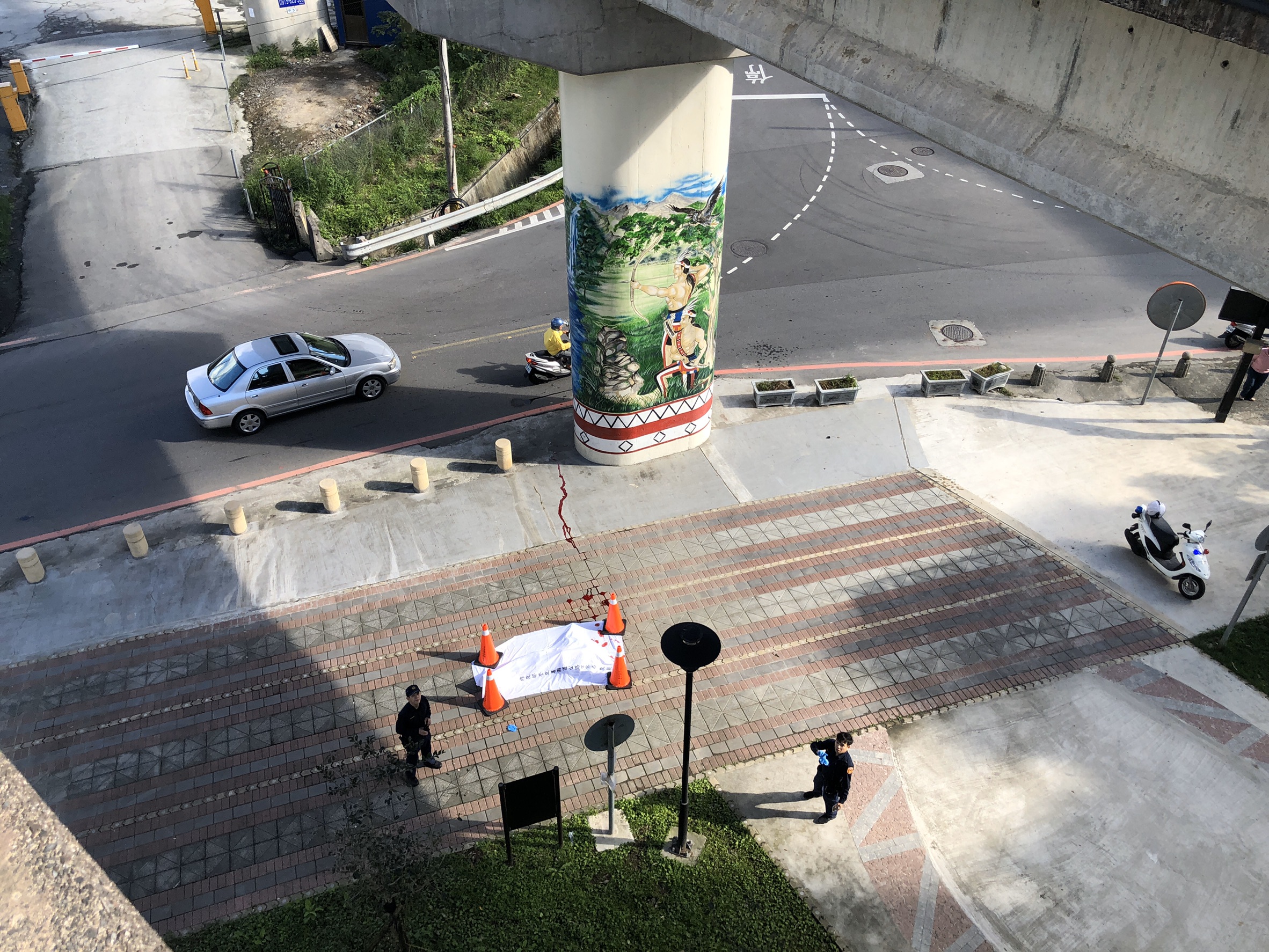 華姓駕駛則是在車禍發生後,離奇墜落高架橋下死亡。(翻攝畫面)